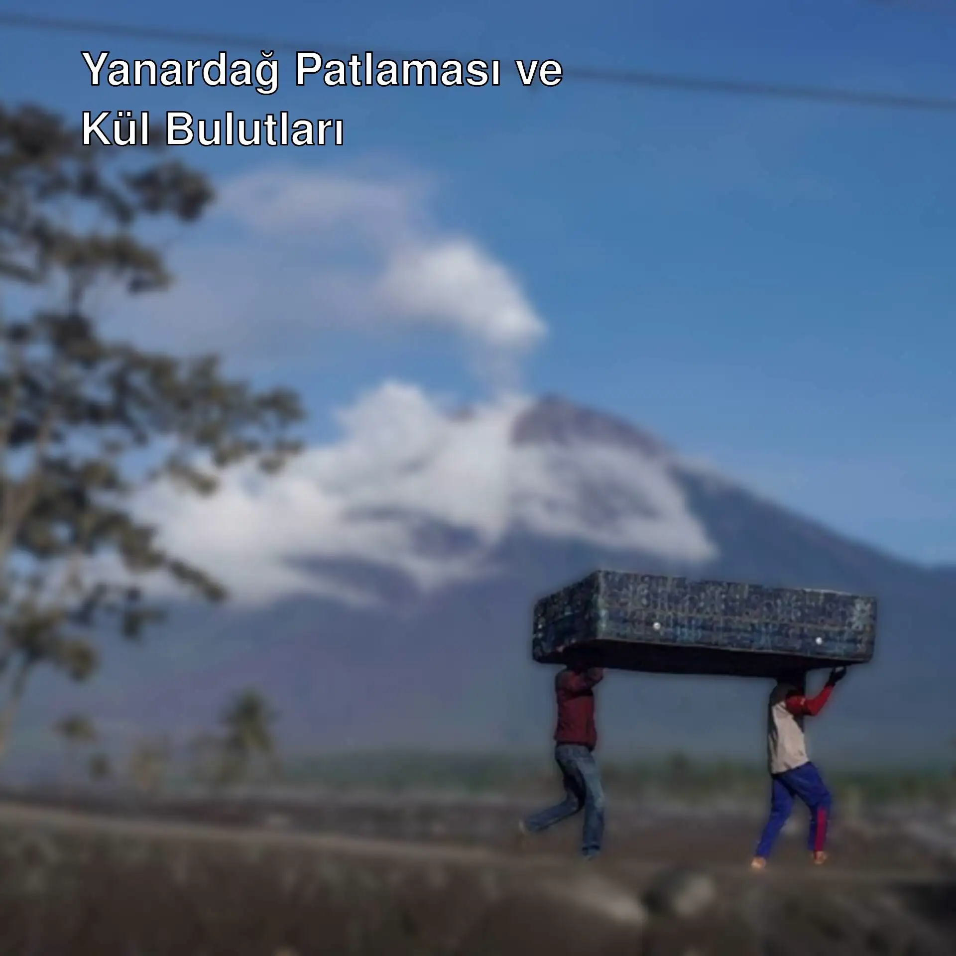Endonezya'da yanardağ patlaması sırasında iki kişi kutu taşıyor. Endonezya'da yanardağ patlaması sırasında iki kişi kutu taşıyor.