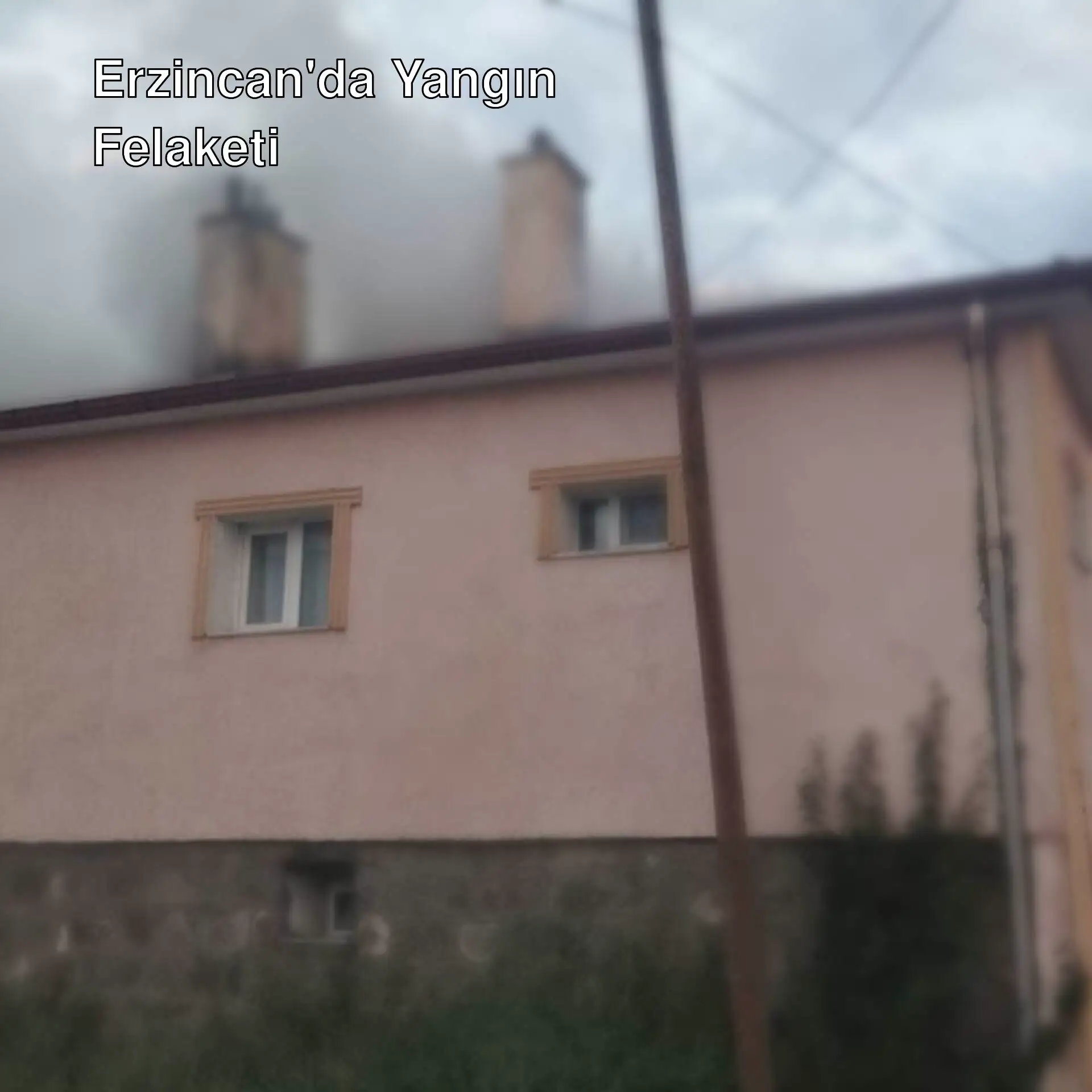 Bir evde çıkan yangın. Dumanlar yükseliyor. Bir evde çıkan yangın. Dumanlar yükseliyor.