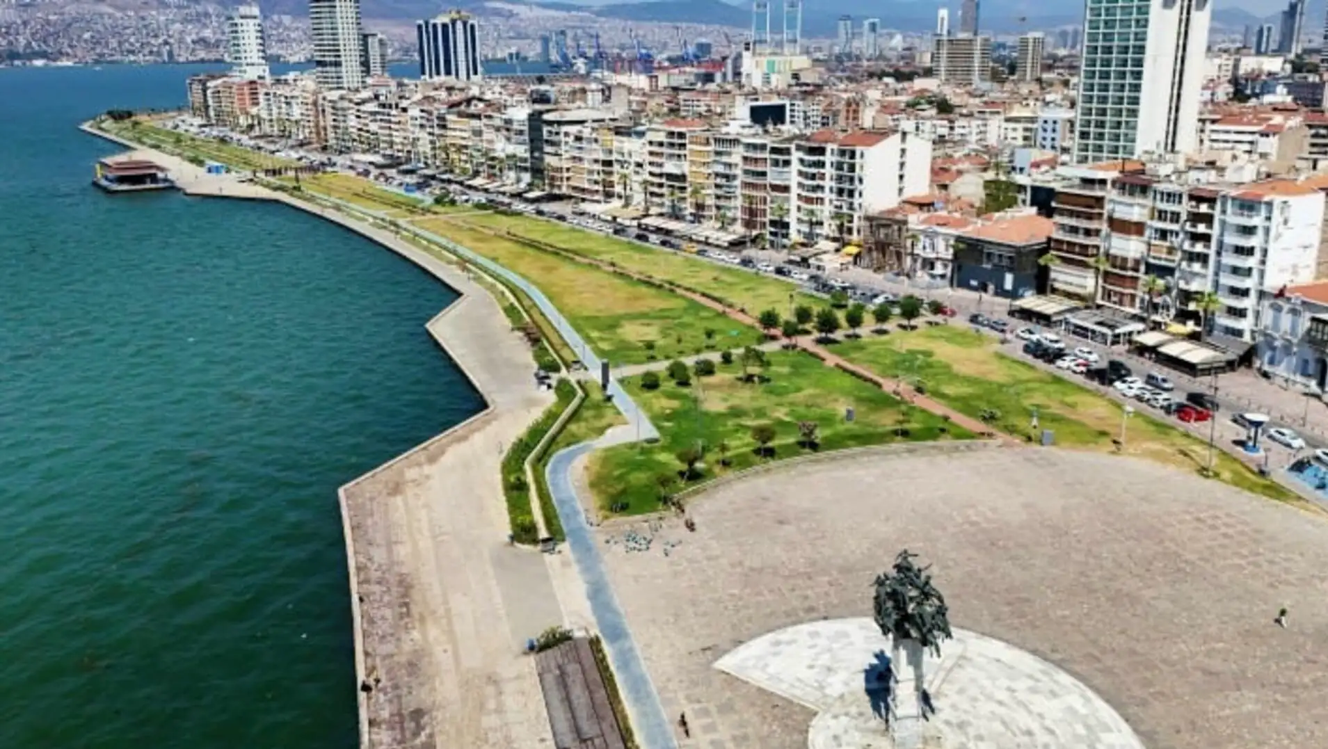 İzmir'de su kesintisi yaşanan bir mahalle. İzmir'de su kesintisi yaşanan bir mahalle.
