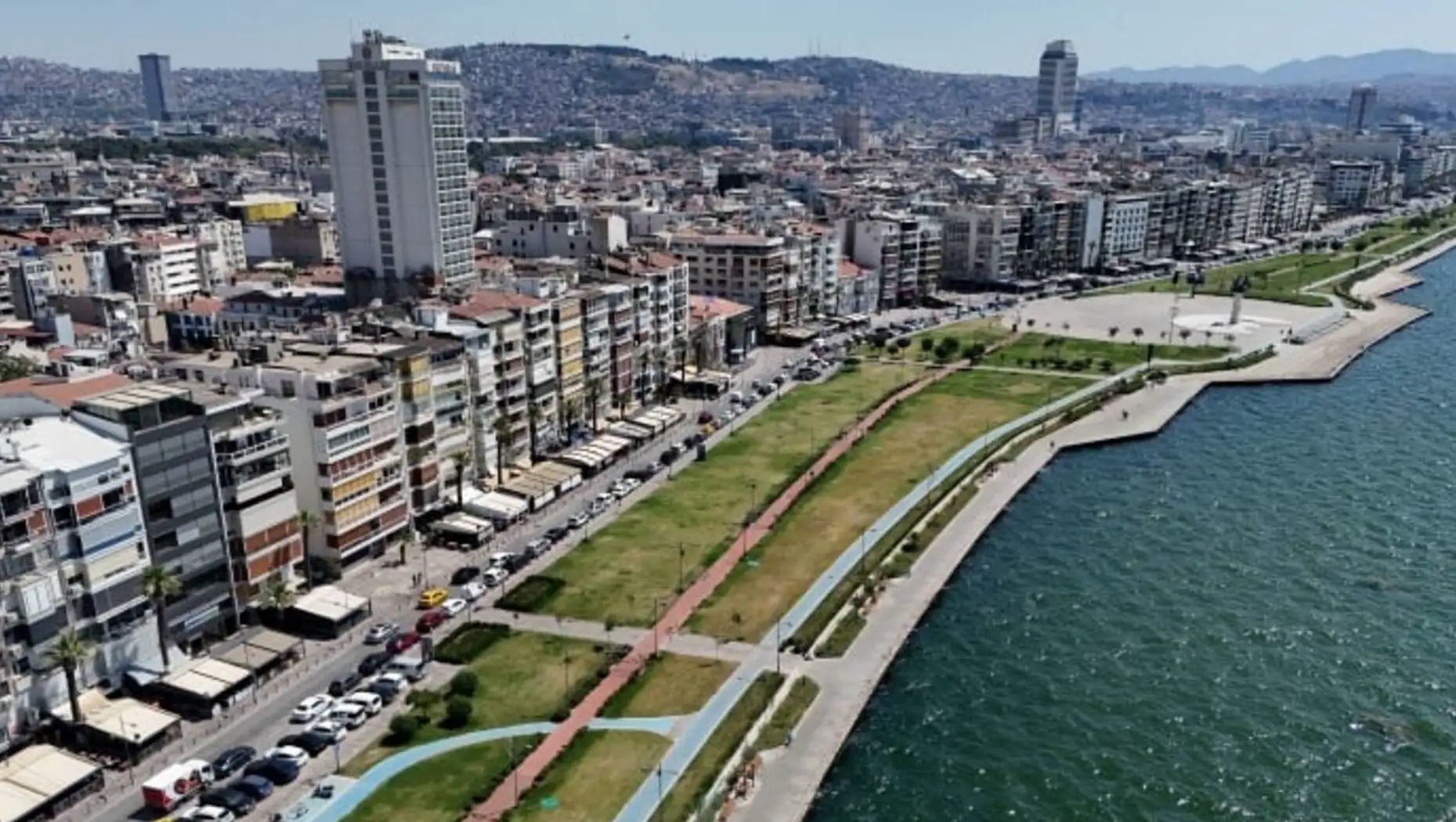 İzmir'de sıcak hava nedeniyle insanlar gölgede dinleniyor. İzmir'de sıcak hava nedeniyle insanlar gölgede dinleniyor.