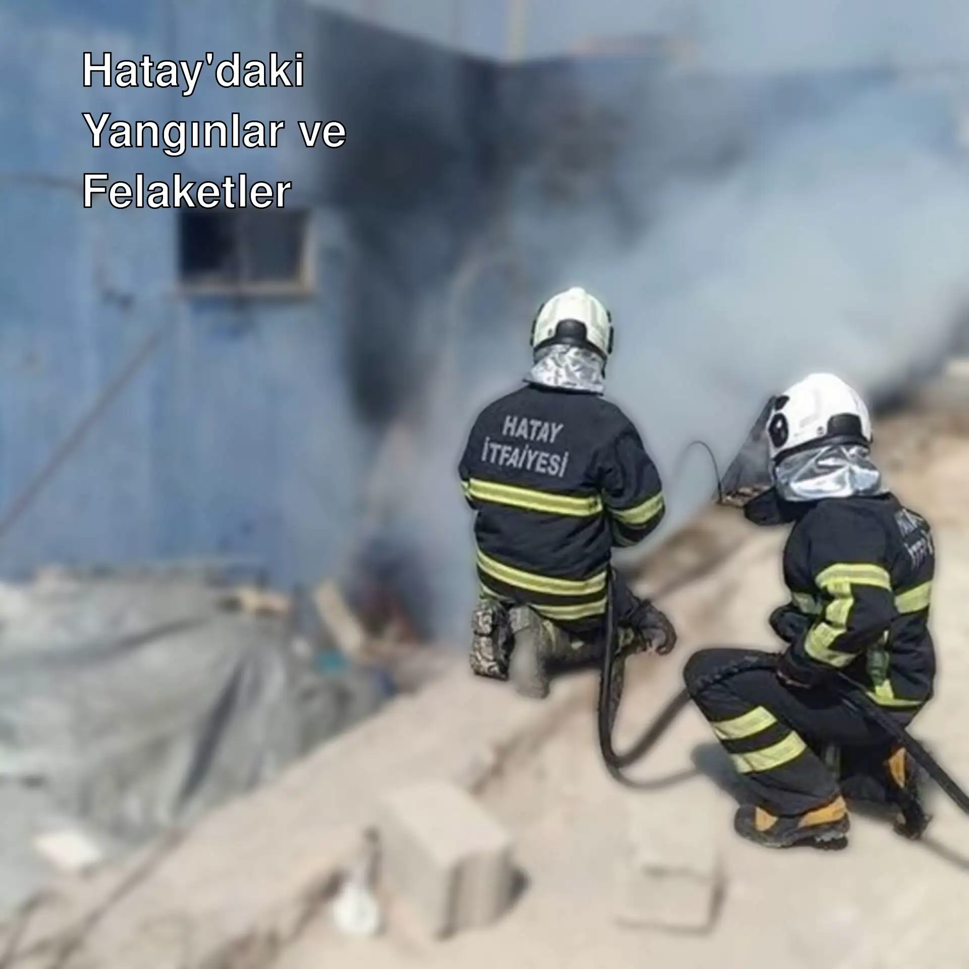 Bir grup itfaiyeci koruyucu giysi içinde.