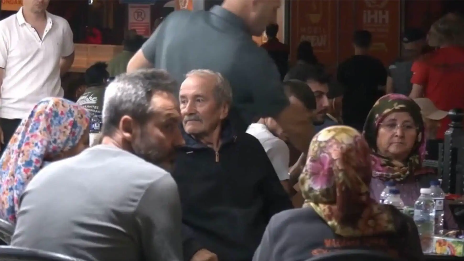 Sındırgı'da sokakta kalan insanlar.