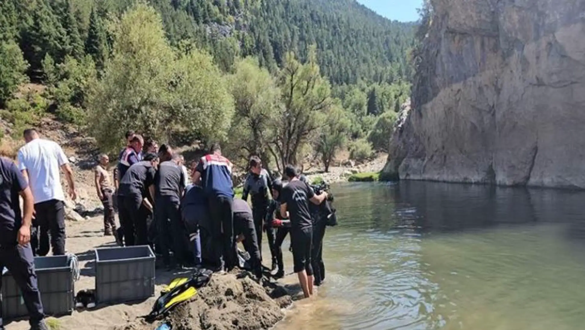 Kuraklık ve erozyon sorunları üzerine bir grup insan su kenarında.