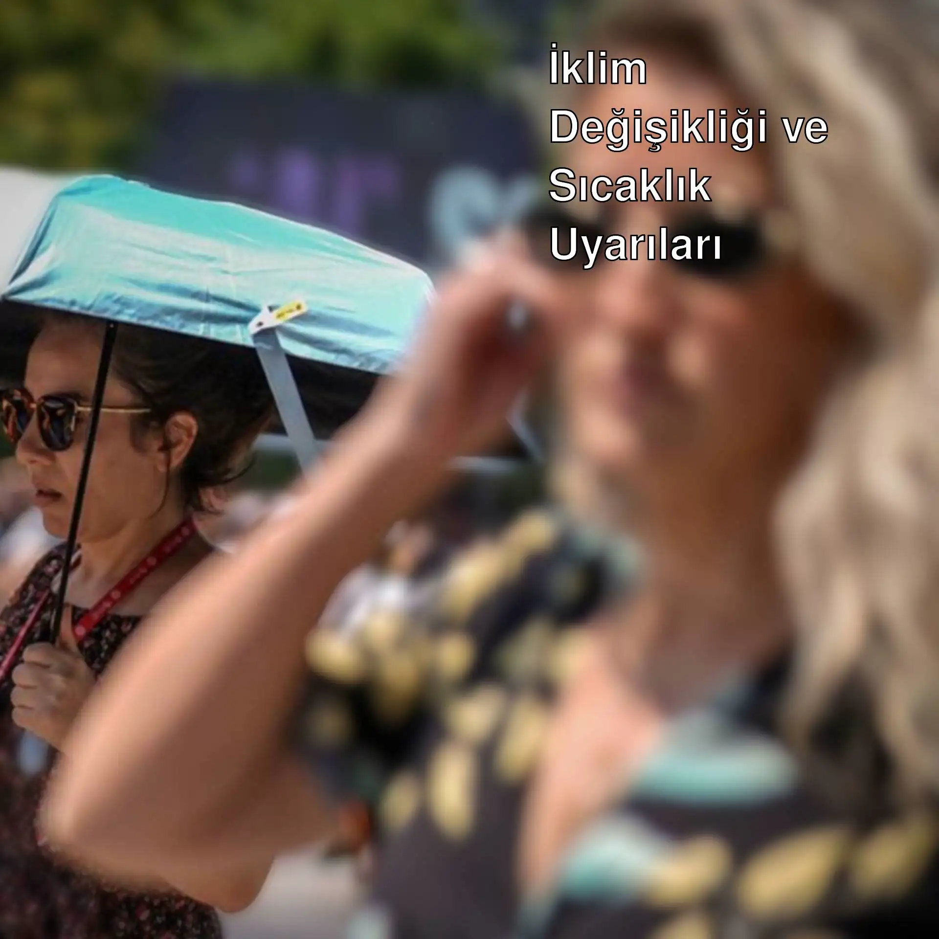 Güneş altında bir kadın şemsiye tutuyor.