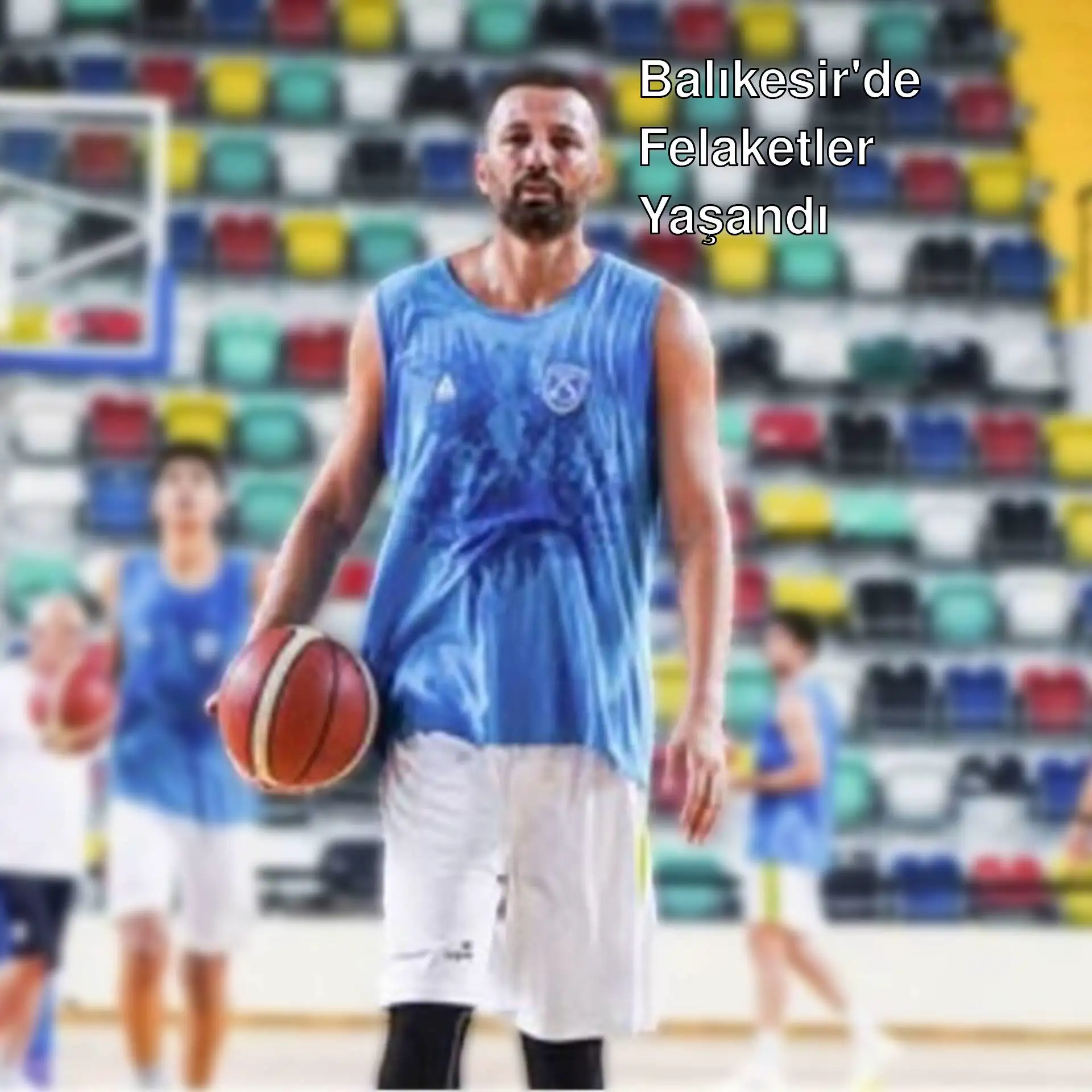 Balıkesir'de basketbol sahasında bir adam. Balıkesir'de basketbol sahasında bir adam.