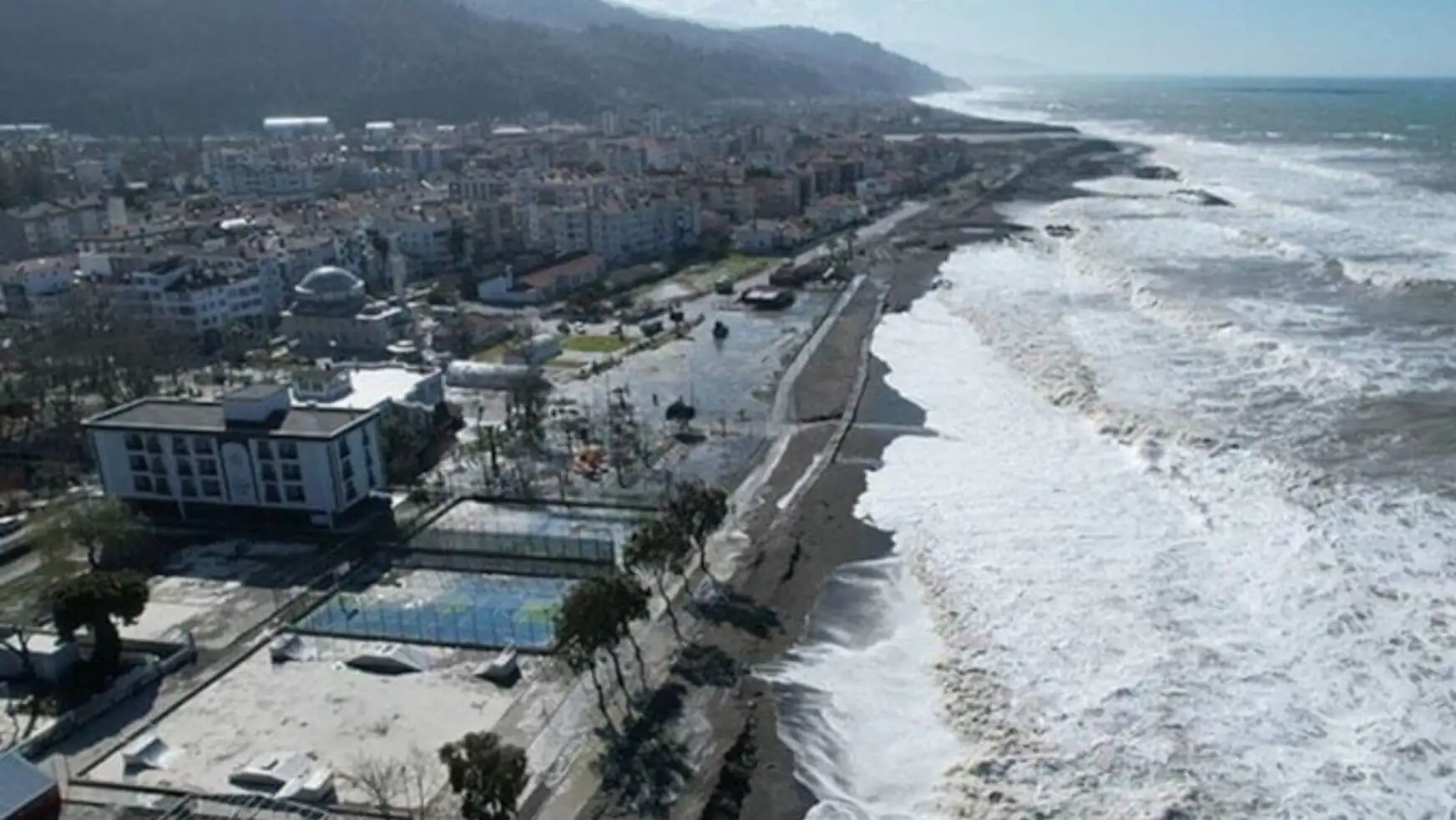 Deniz kenarında dalgaların çarpması. Deniz kenarında dalgaların çarpması.