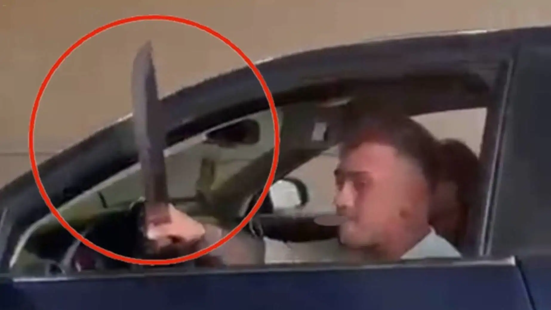 Ankara'da kılıçla tehdit eden bir sürücü. Ankara'da kılıçla tehdit eden bir sürücü.