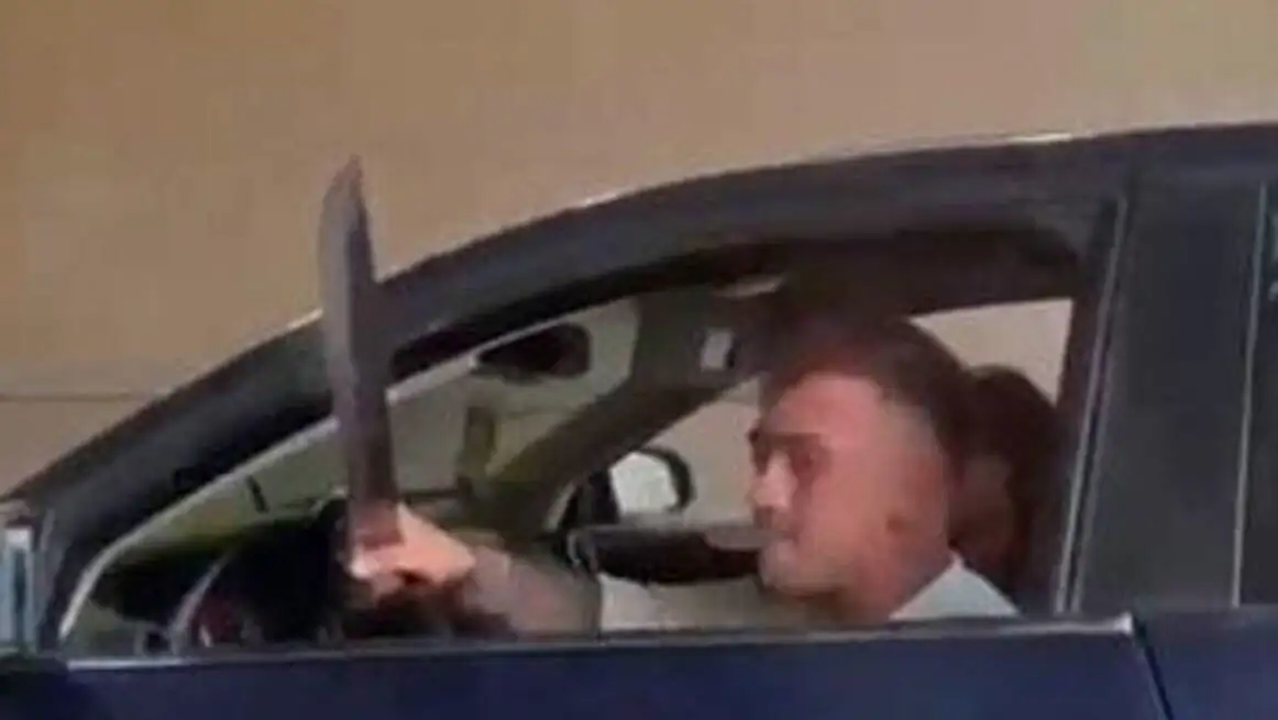 A driver threatening with a sword in Ankara. A driver threatening with a sword in Ankara.