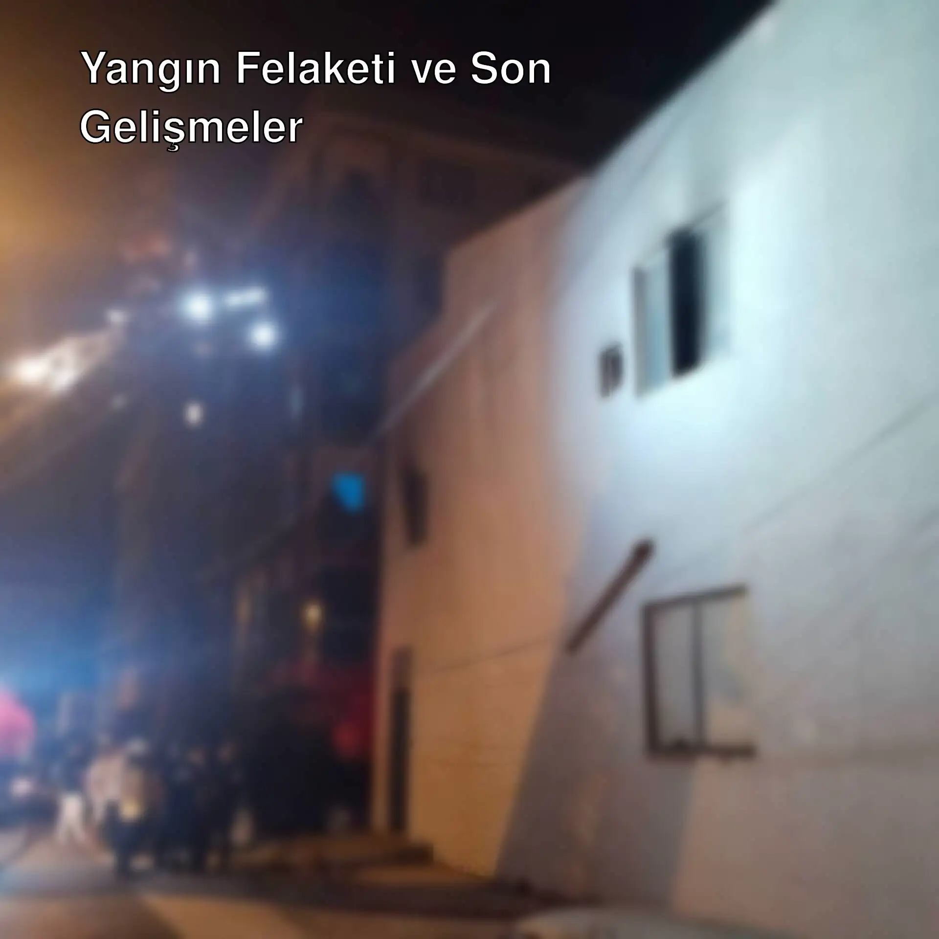 Yangın sonrası bir grup insan dışarıda duruyor. Yangın sonrası bir grup insan dışarıda duruyor.