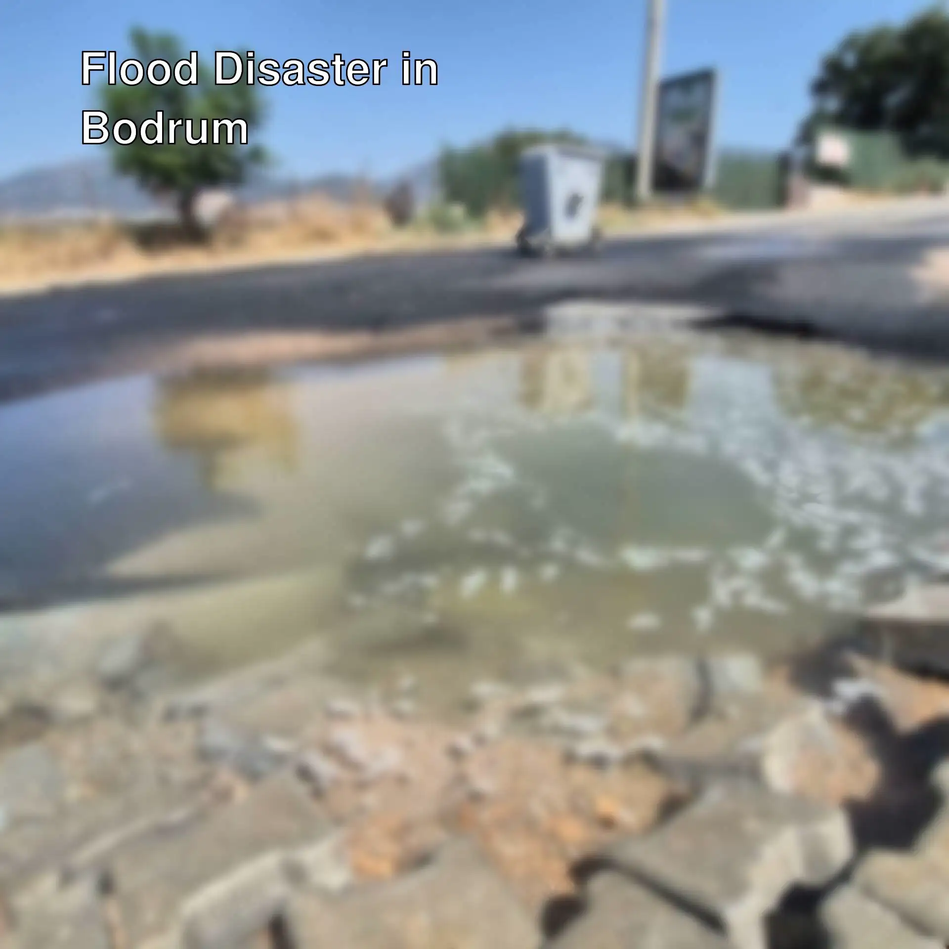 The main water pipeline burst in Bodrum, causing traffic disruption. The main water pipeline burst in Bodrum, causing traffic disruption.
