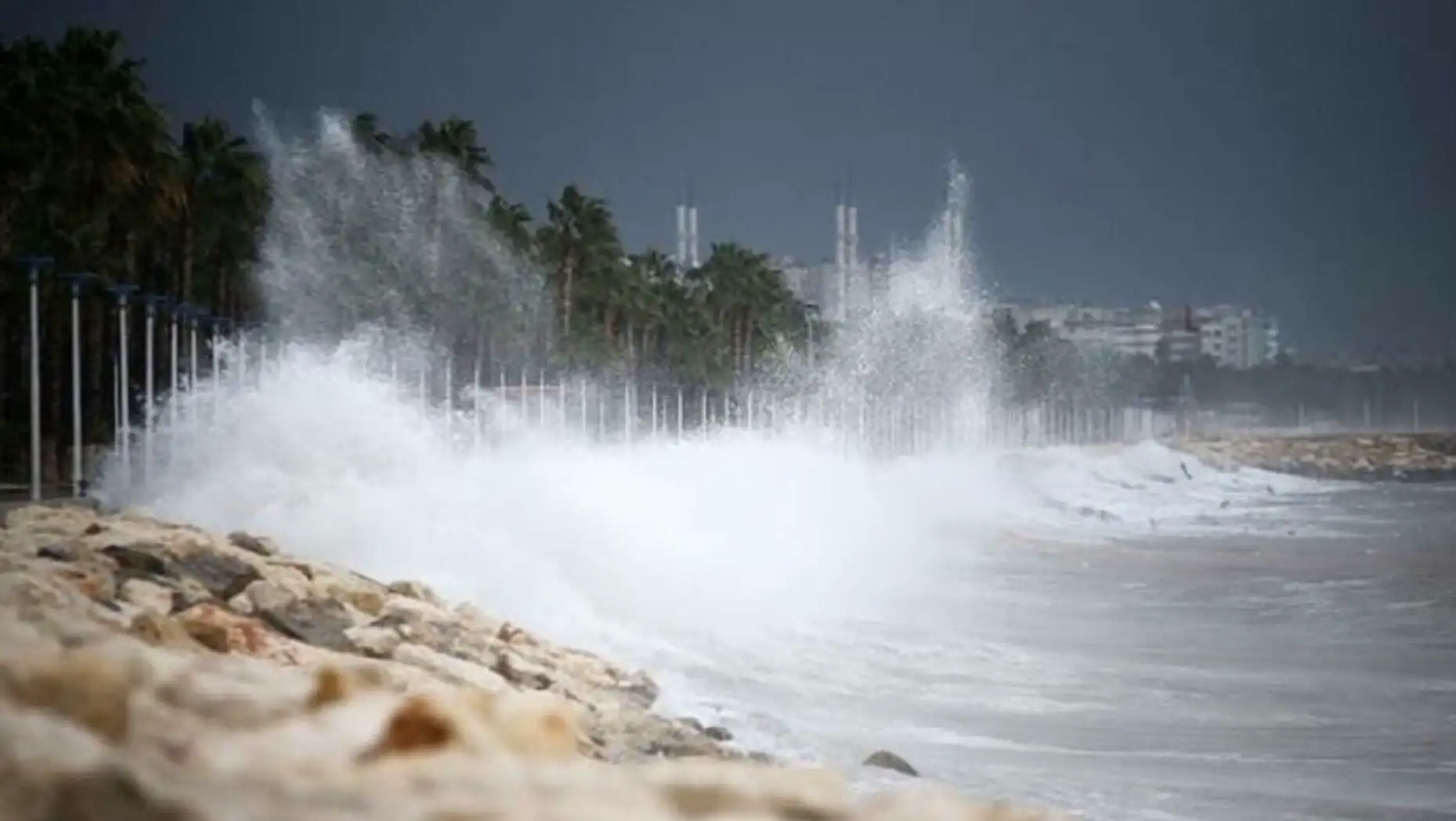 Strong wind and storm warning! Strong wind and storm warning!