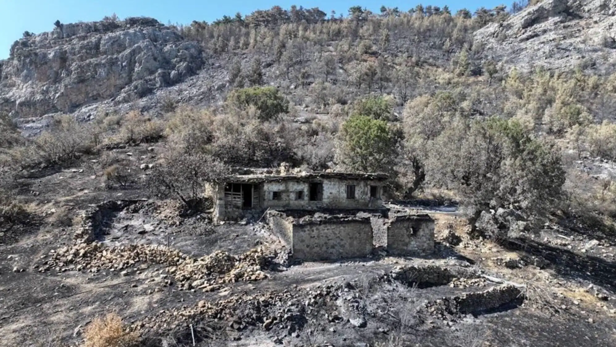 Image of a destroyed house after the fire.