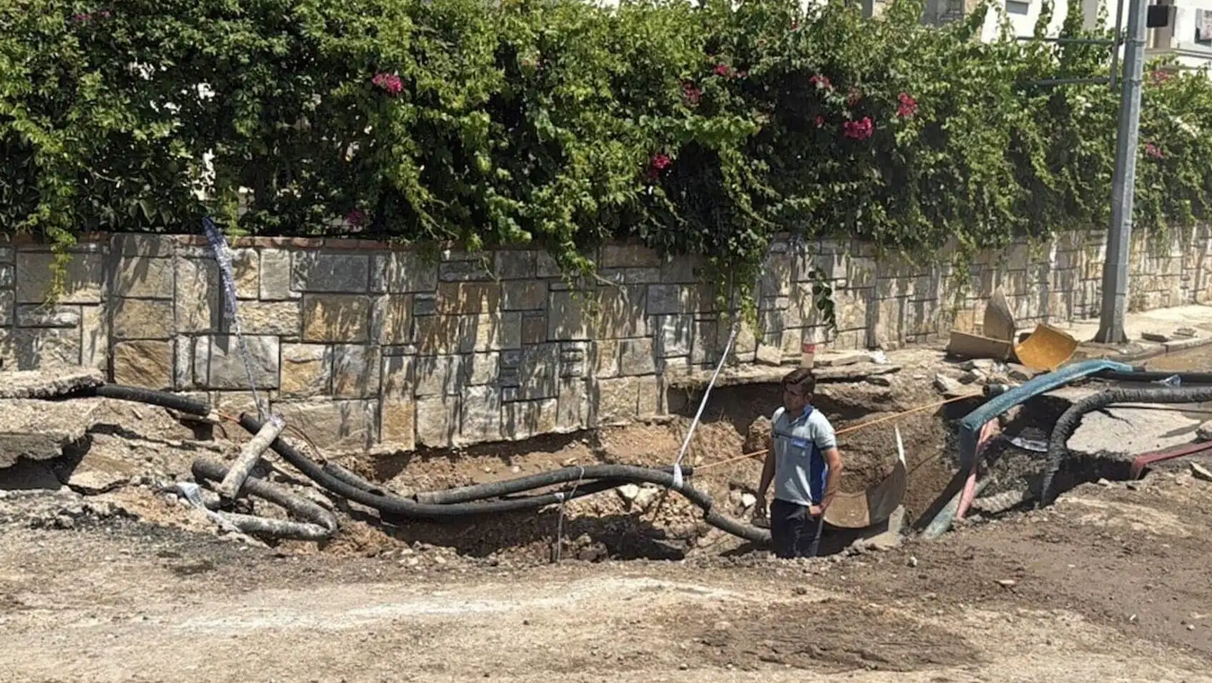 A hole formed due to the burst water supply line in Bodrum. A hole formed due to the burst water supply line in Bodrum.