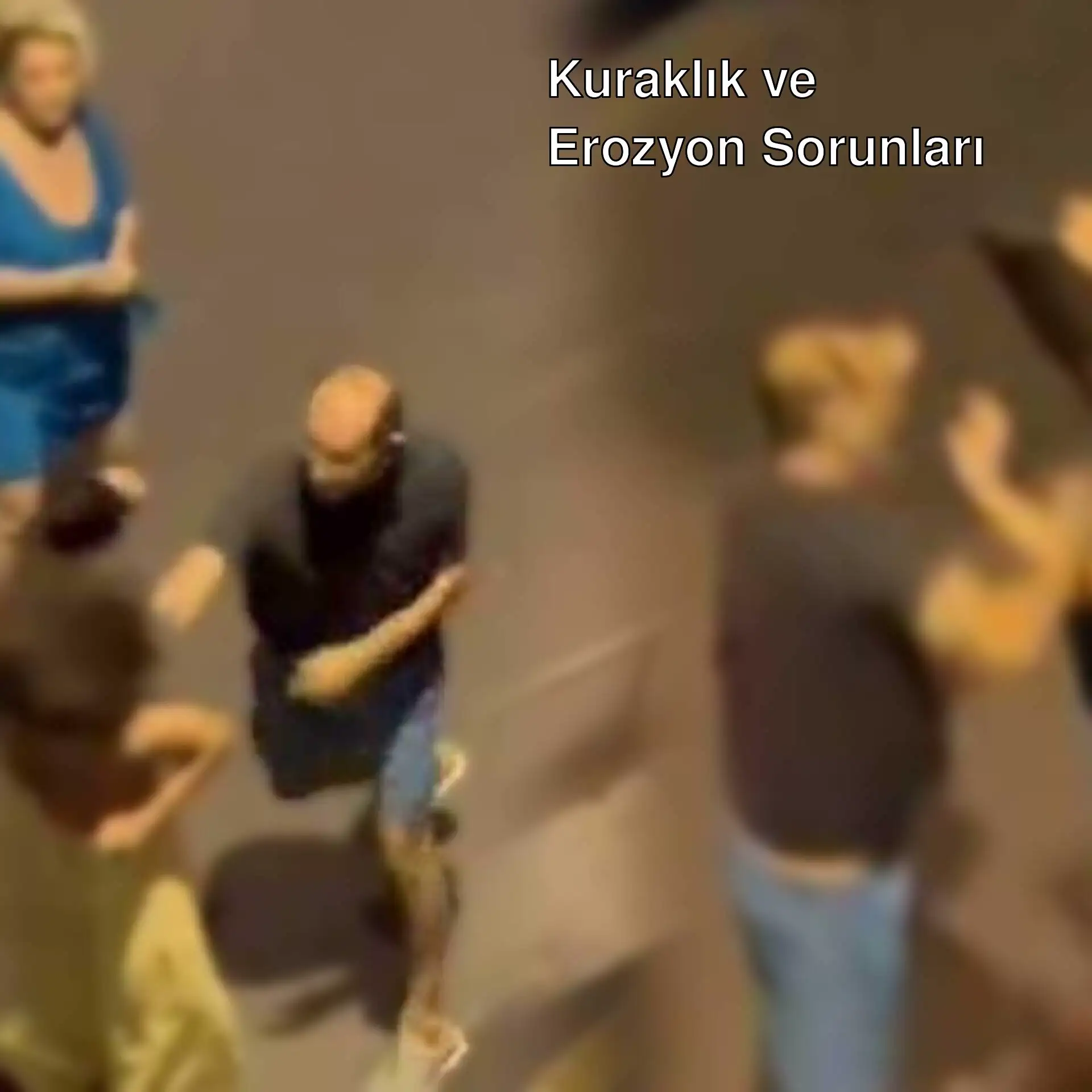 Kuşadası'nda bir grup insan sokakta duruyor. Kuşadası'nda bir grup insan sokakta duruyor.