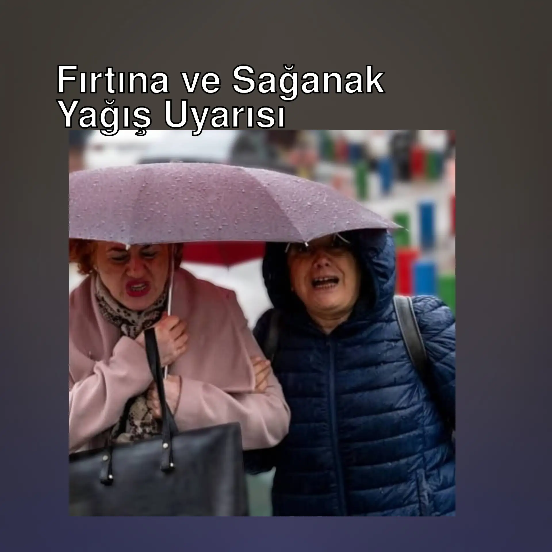 İki kadın şemsiye altında duruyor. İki kadın şemsiye altında duruyor.