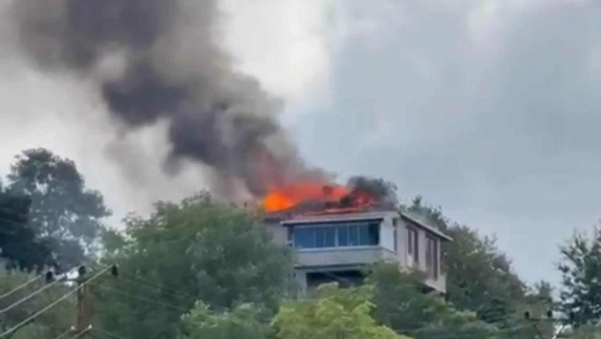 Fire in a house's roof in Rize. Fire in a house's roof in Rize.