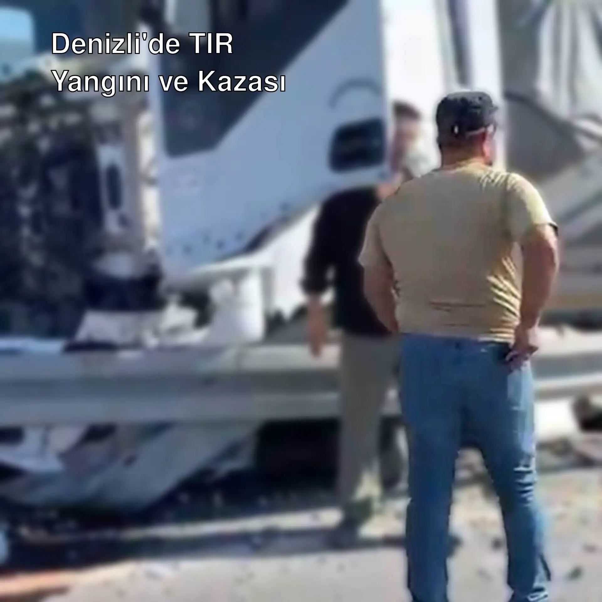 Bir grup adam devrilmiş bir TIR'a bakıyor. Bir grup adam devrilmiş bir TIR'a bakıyor.