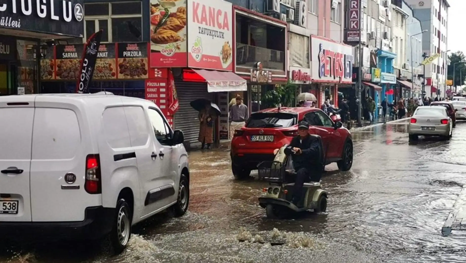 Samsun'da sel nedeniyle motosiklet sürücüsü zor anlar yaşıyor.