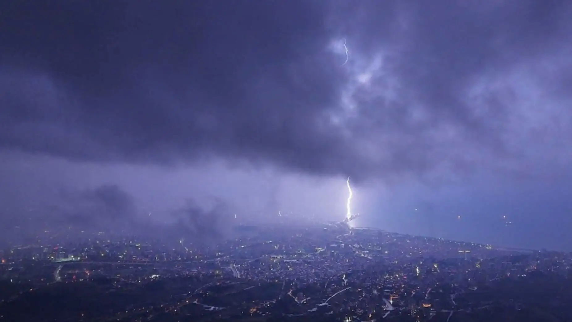 Lightning in the sky during heavy rain in Samsun.