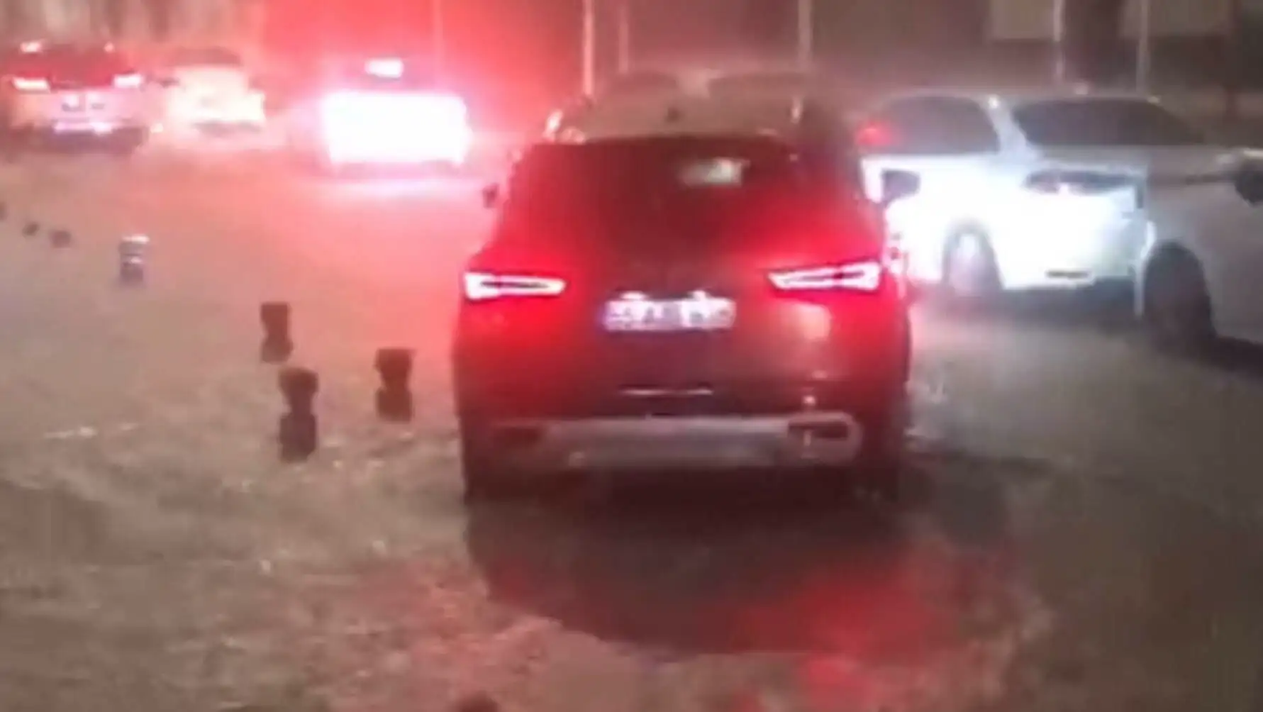 Bir yol üzerinde ışıkları açık bir araba. Bir yol üzerinde ışıkları açık bir araba.