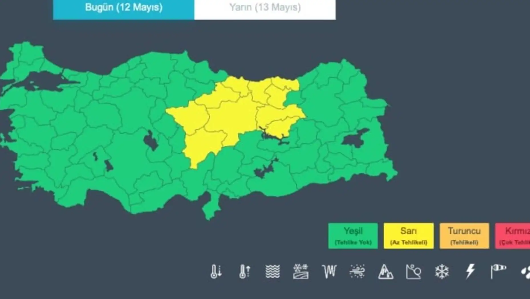 Bir kişi şemsiye tutuyor, yağmur altında. Bir kişi şemsiye tutuyor, yağmur altında.