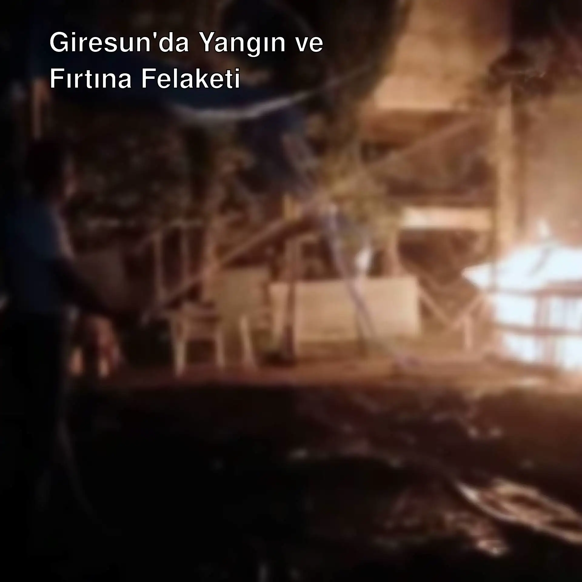 Giresun'da yangın. Bir adam yangının önünde duruyor.