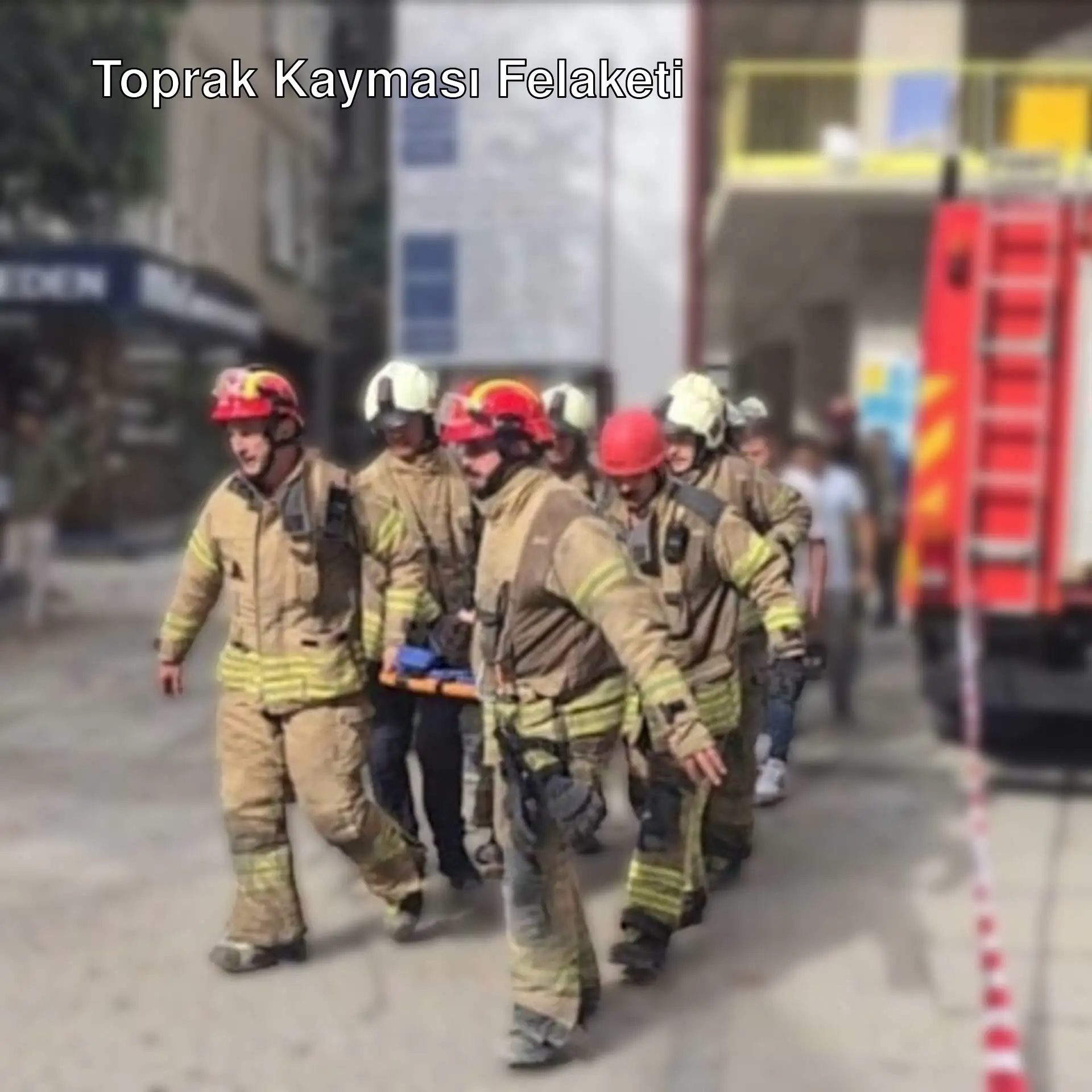 İstanbul'da toprak kayması sonucu yaralanan işçiler için sağlık ekipleri müdahale ediyor.