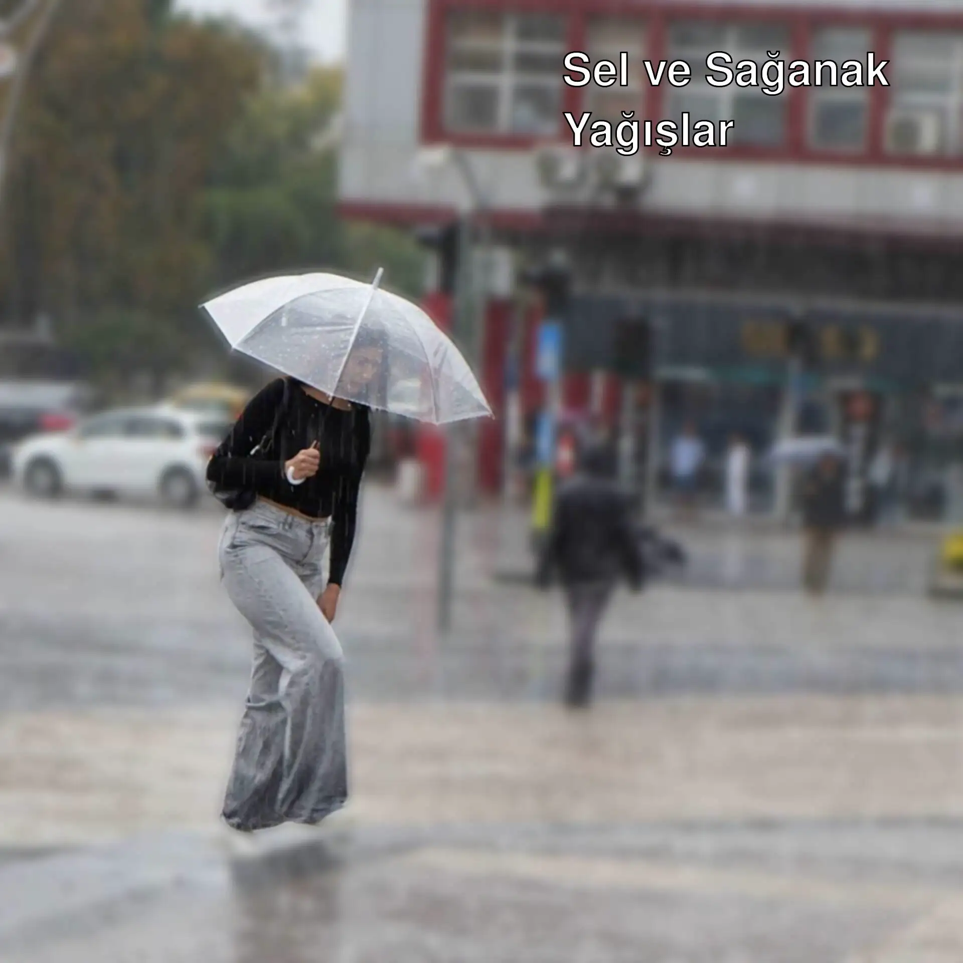 Bir kadının yağmurda şemsiye tuttuğu an.