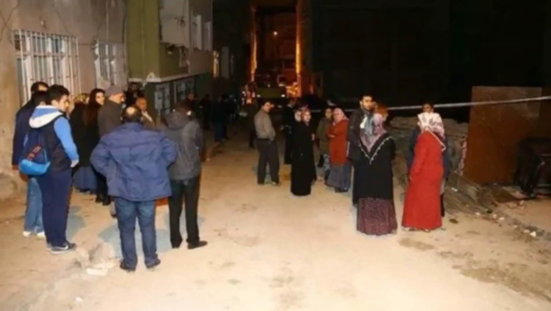Elazığ'da patlama sesi sonrası sokakta toplanan insanlar. Elazığ'da patlama sesi sonrası sokakta toplanan insanlar.
