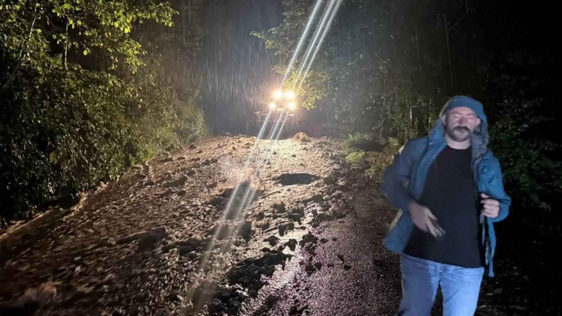 A man working in a muddy area in Rize.