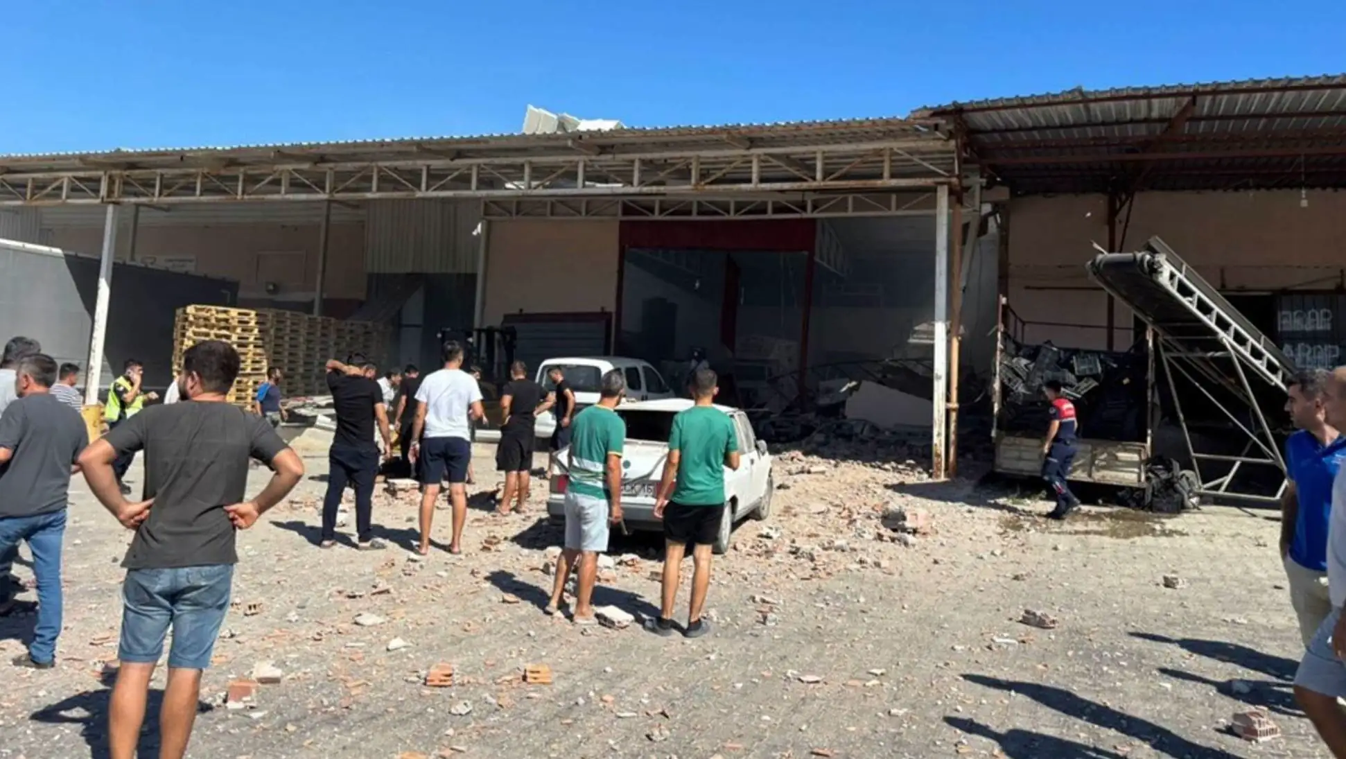Crowd gathered after the explosion. Crowd gathered after the explosion.