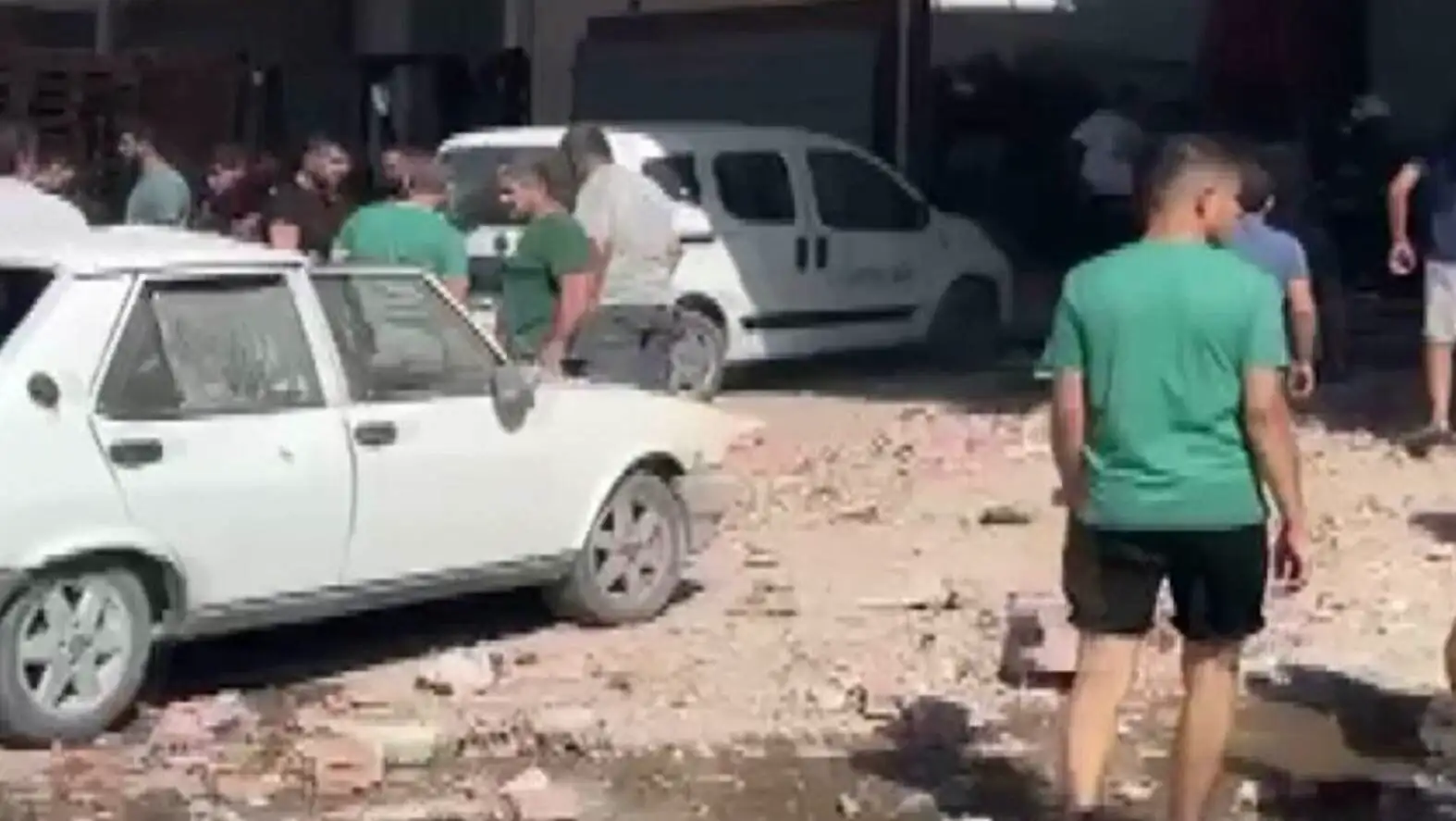 Bir grup insanın bir binanın etrafında durması.