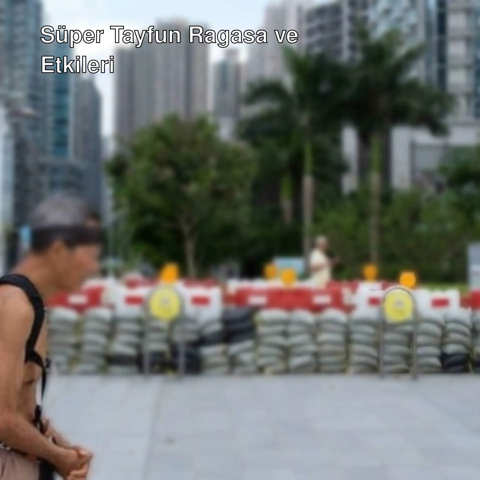 Hong Kong'da süper tayfun Ragasa nedeniyle insanlar yürüyüş yapıyor.