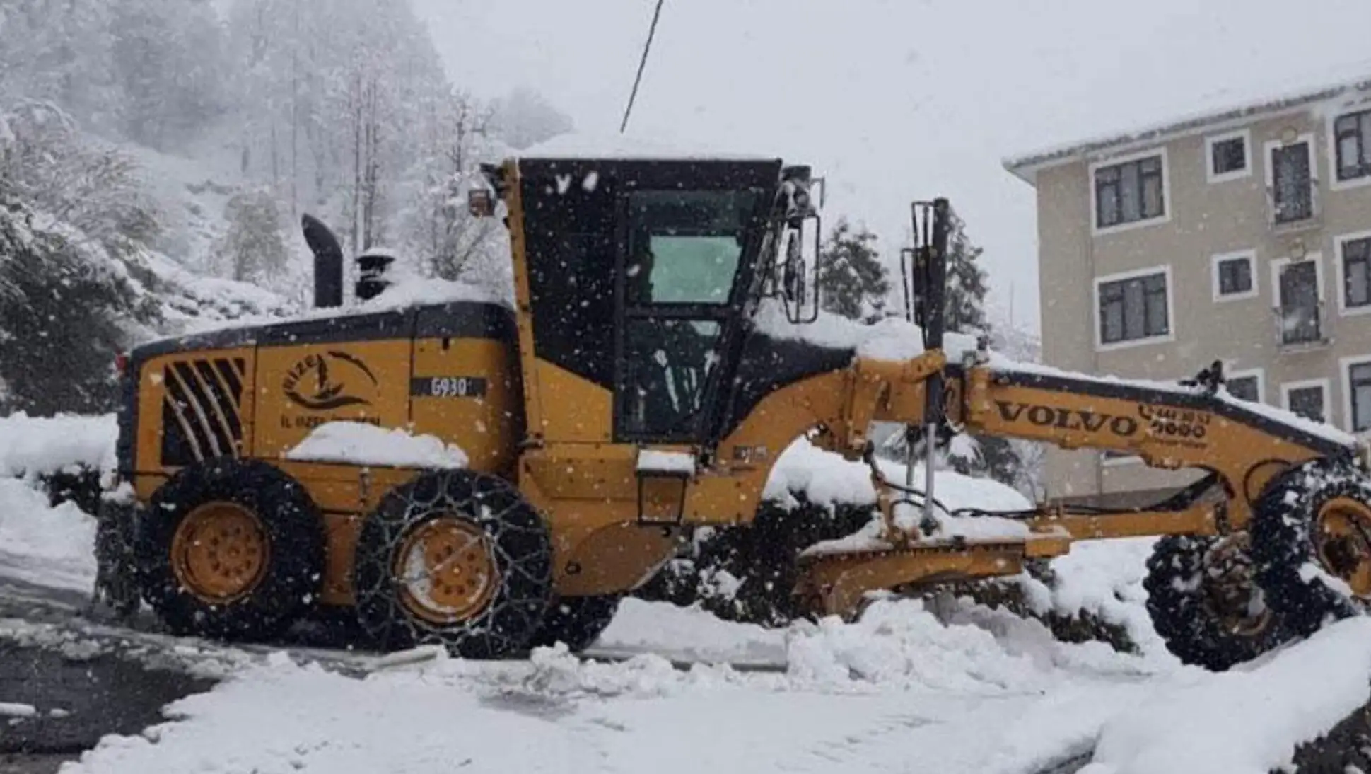 Snow removal operations in Rize.