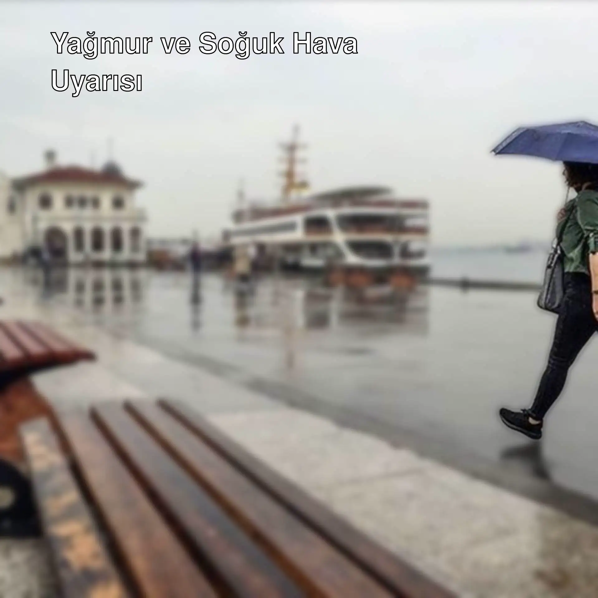 İstanbul'da yağmur bekleniyor, bir kadın ıslak kaldırımda yürüyor.