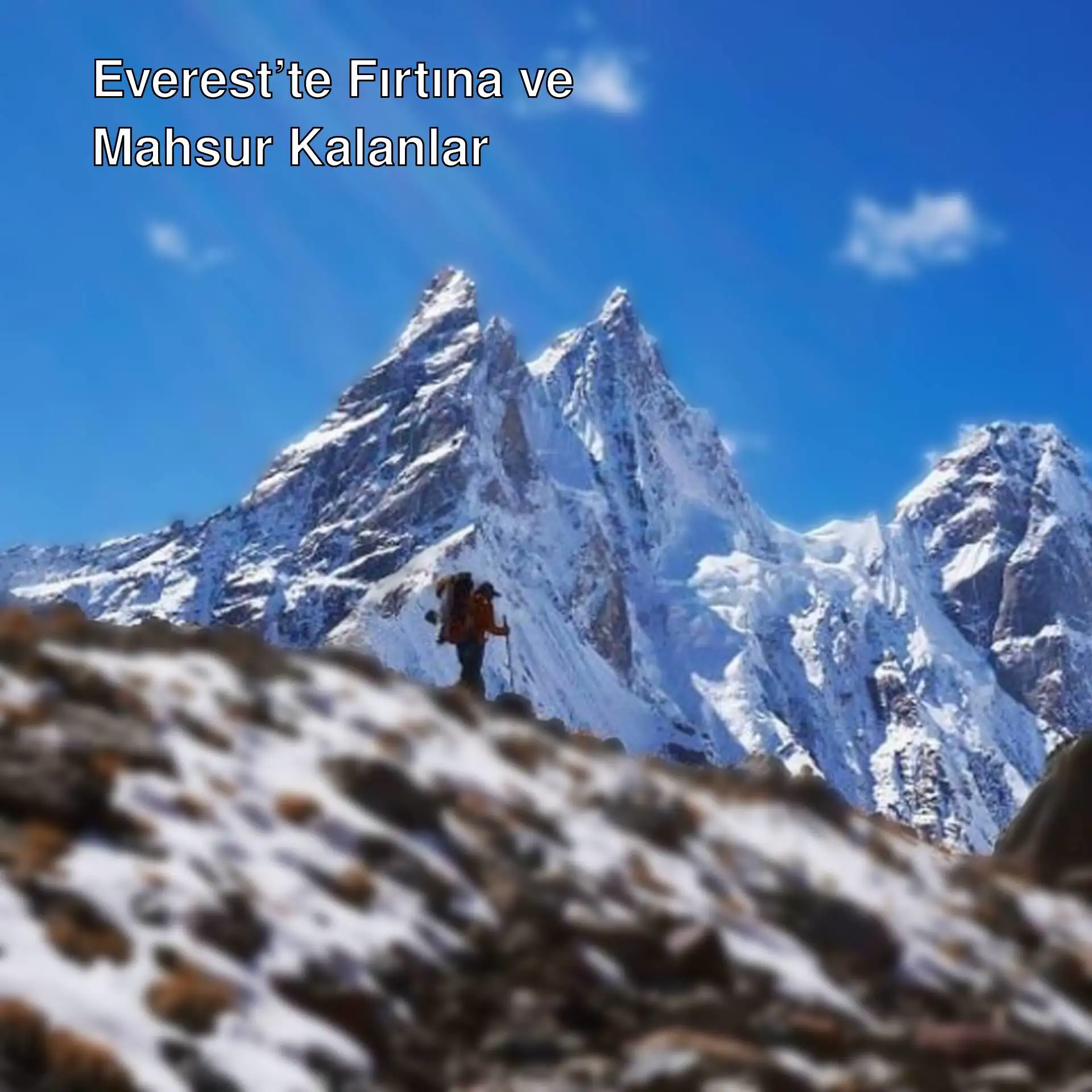 Everest Dağı'nda yürüyüş yapan bir kişi.
