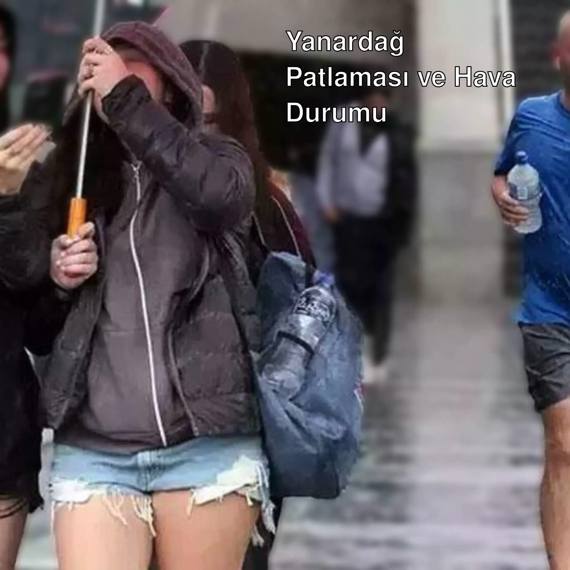 İstanbul'da sağanak yağış altında yürüyen bir grup insan.