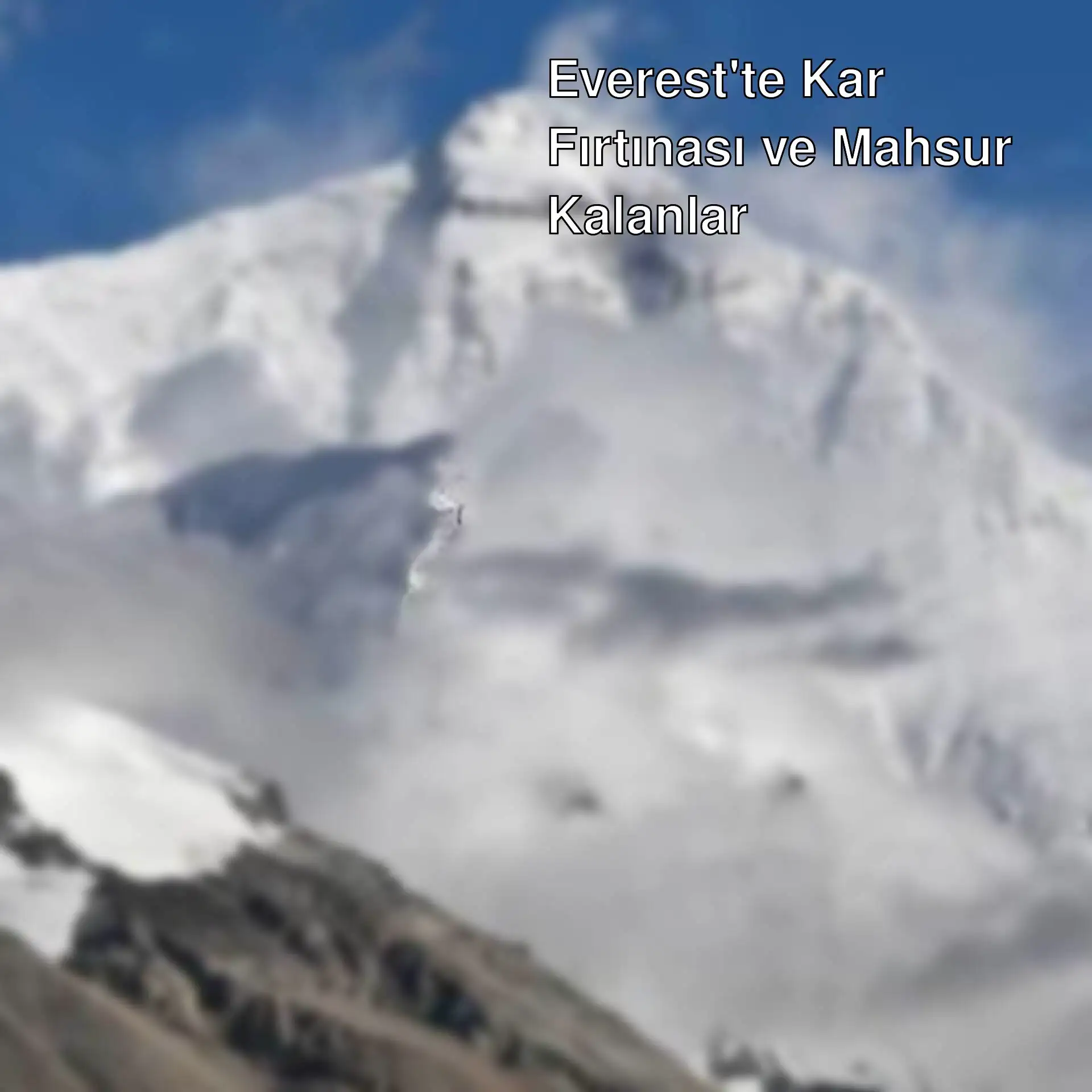 Everest Dağı'nda kar fırtınası sırasında bir dağ manzarası.