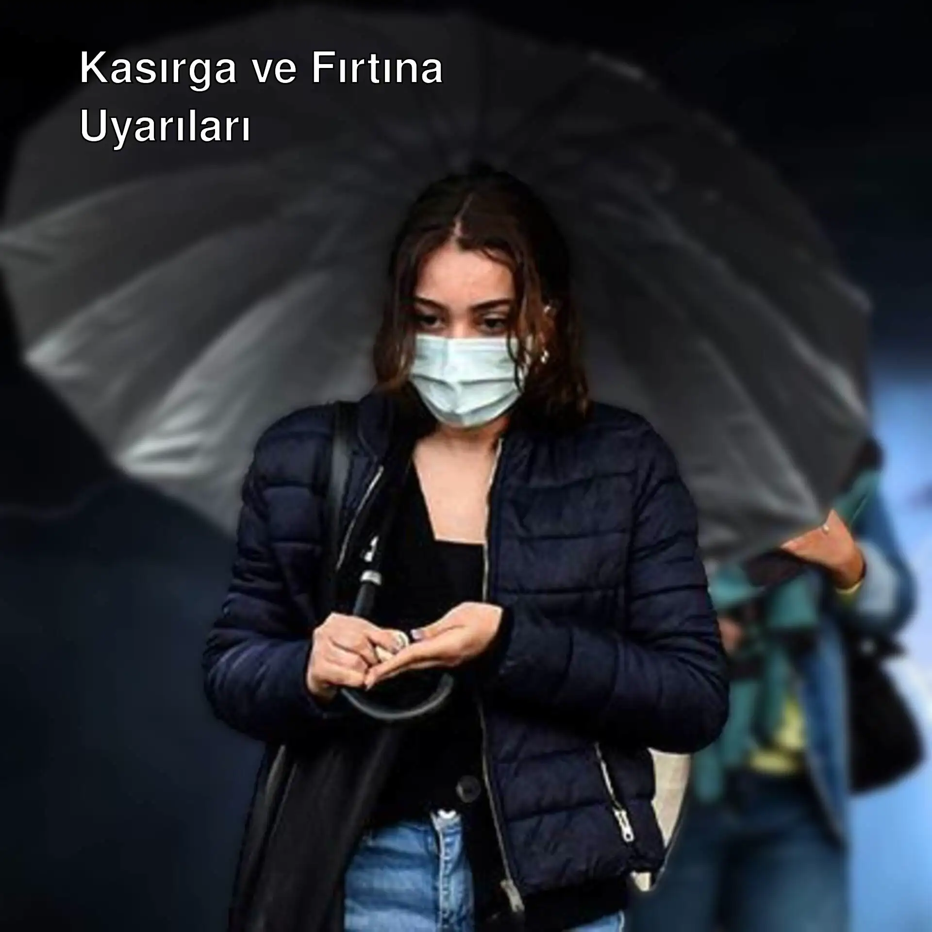 Kadın, yağmurda şemsiye tutuyor.