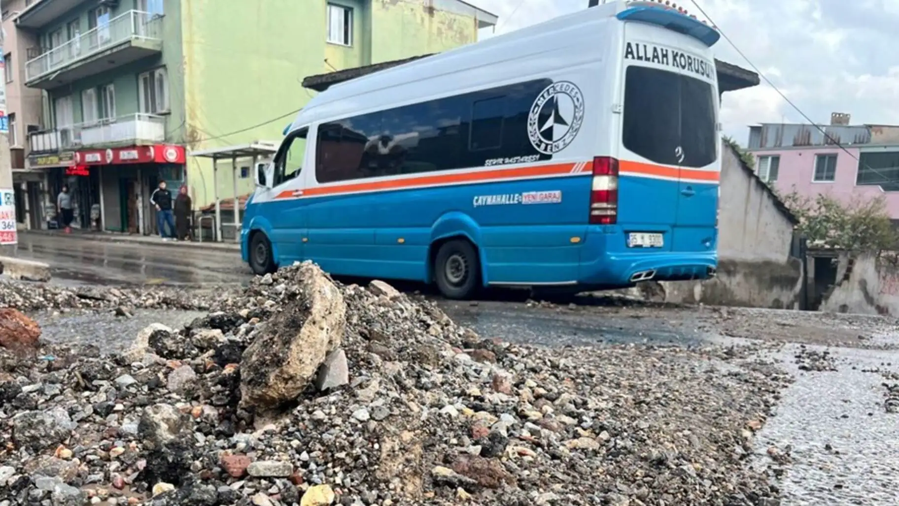 Cadde üzerinde birikmiş taşlar.