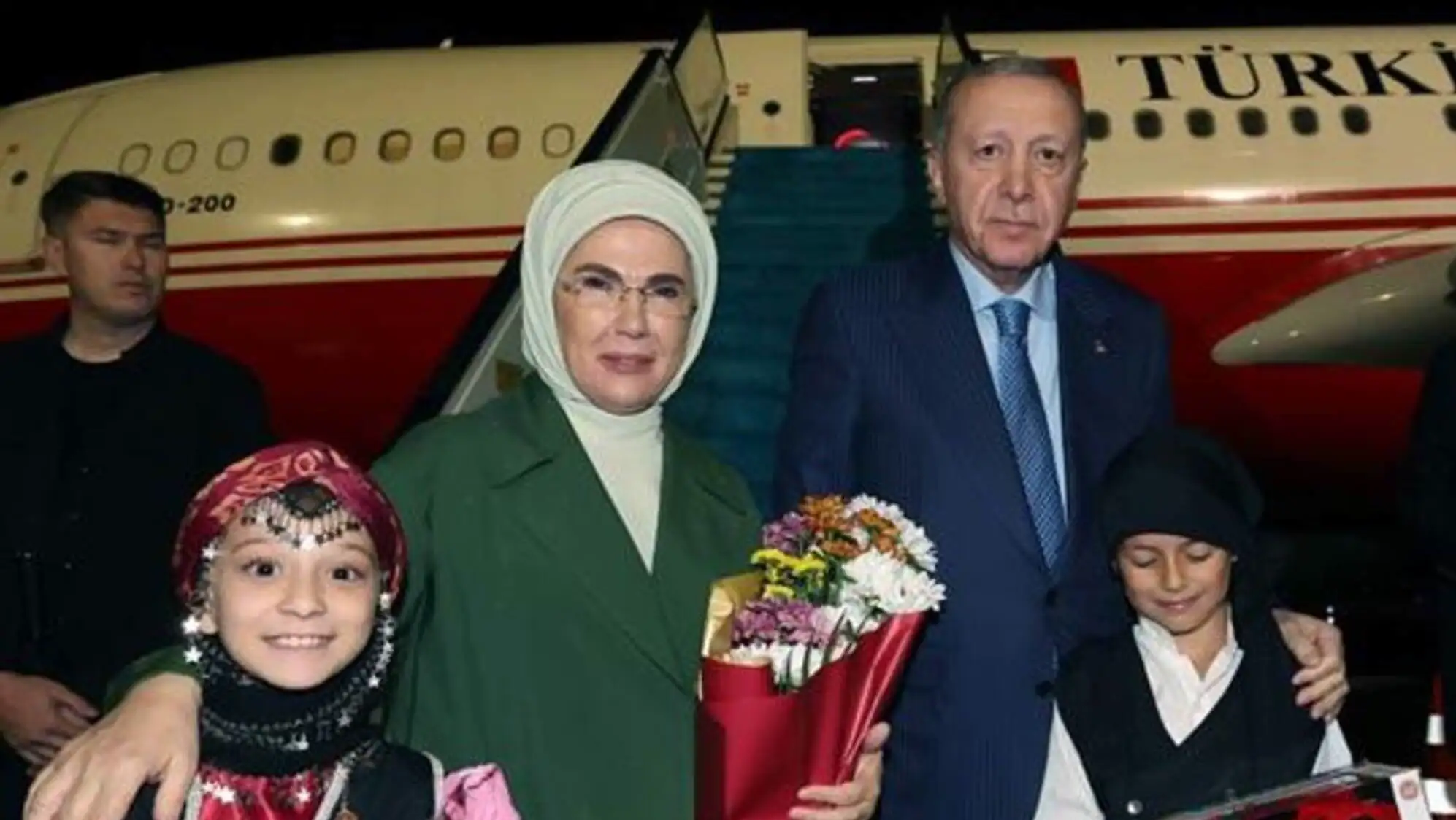 Cumhurbaşkanı Erdoğan Rize'de bir grup insanla birlikte.