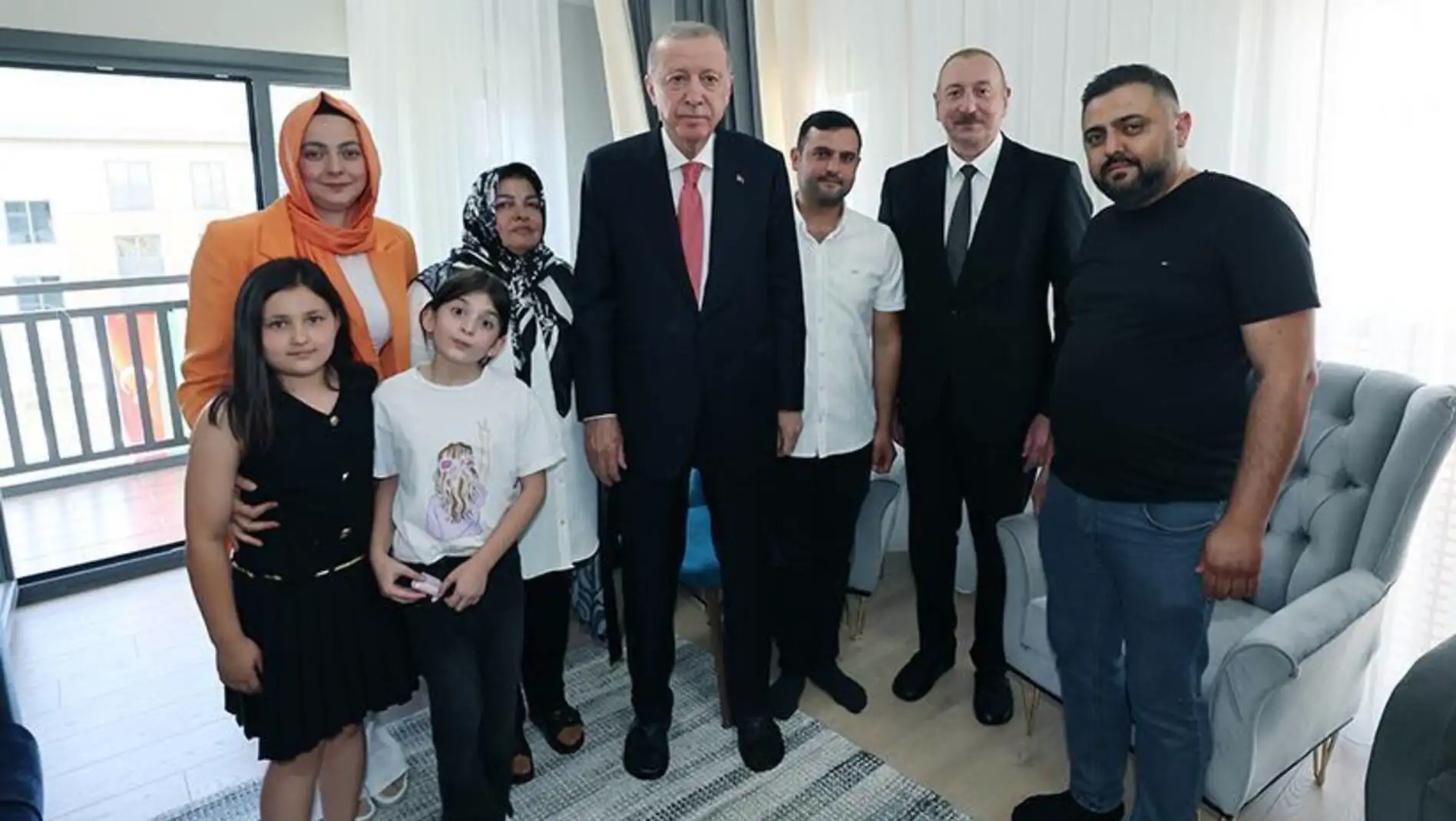 Cumhurbaşkanı Erdoğan, öğrencilerle birlikte.