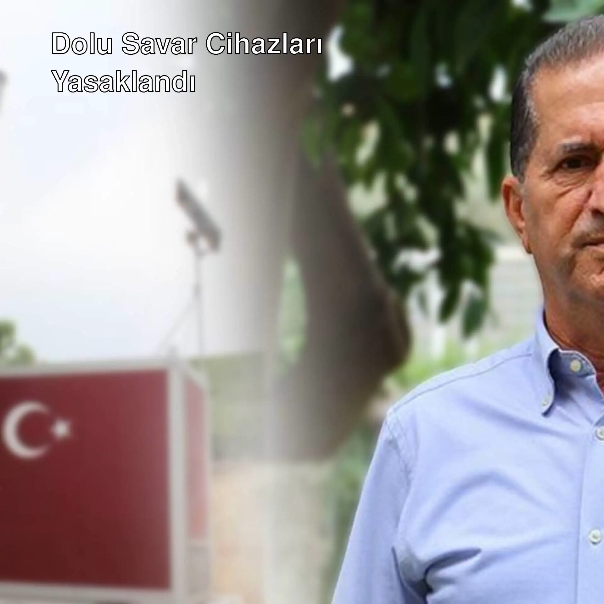 Bir adam kırmızı ve beyaz bir konteynerin önünde duruyor.