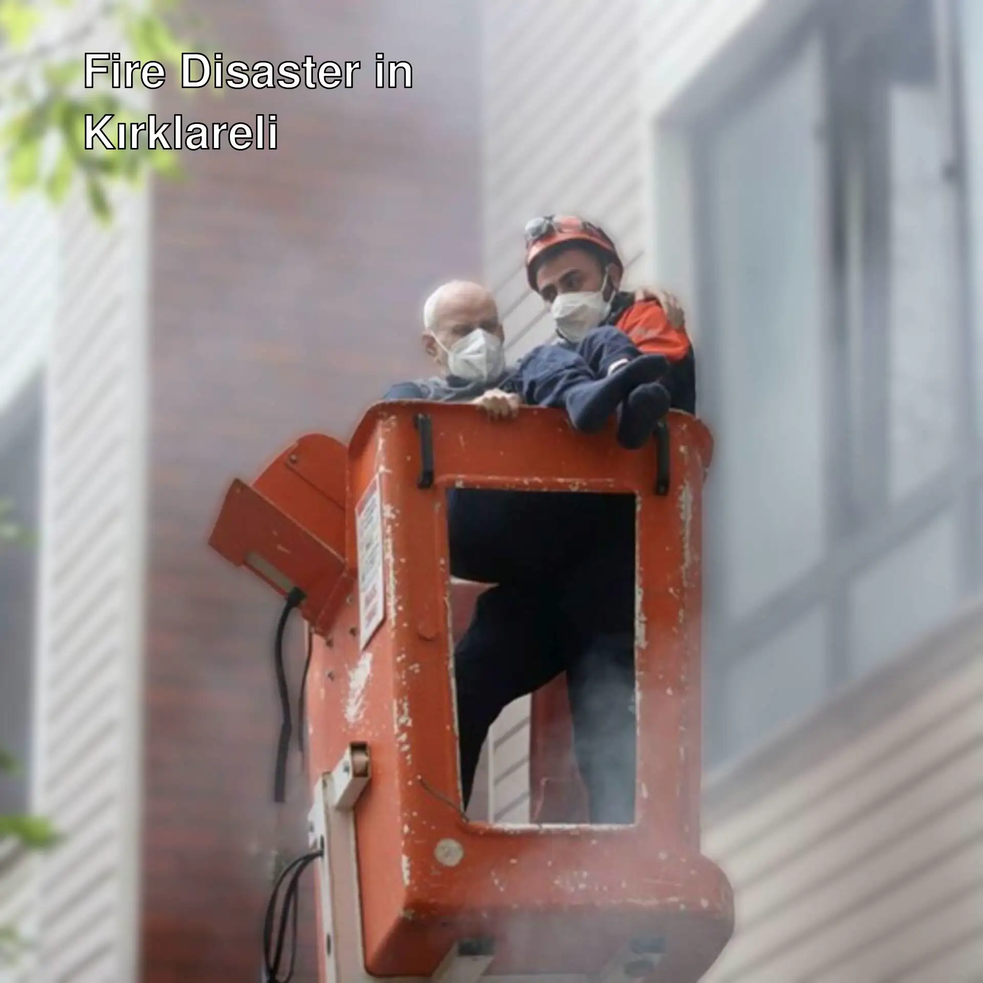 A man in a mask on a lift during the fire disaster in Kırklareli.