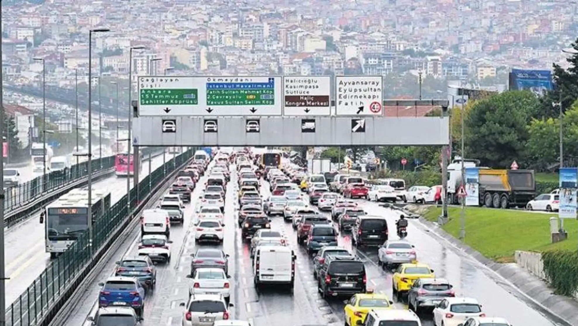 Bir otoyolda trafik sıkışıklığı.