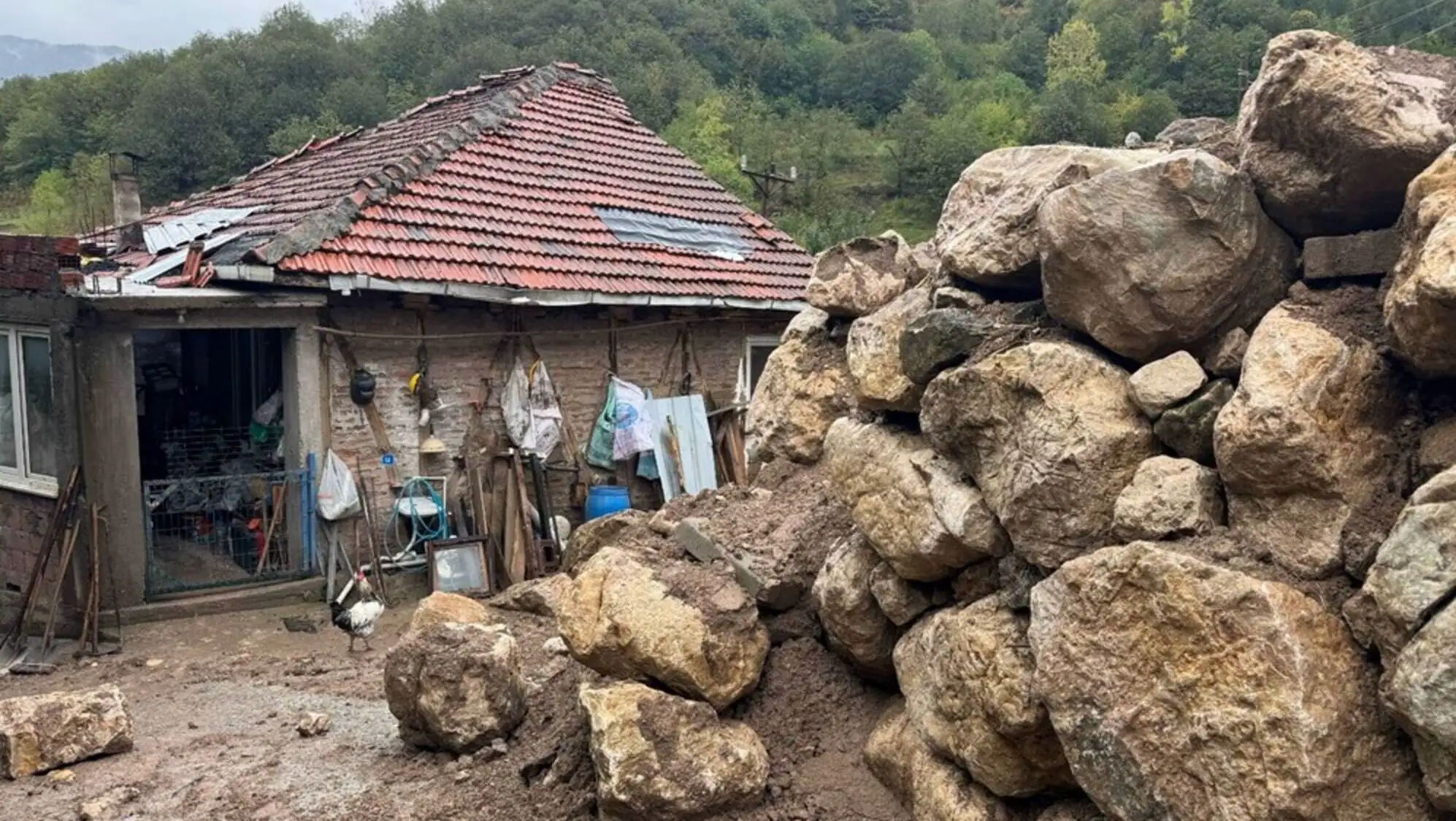 Toprak kayması sonrası bir evin durumu.