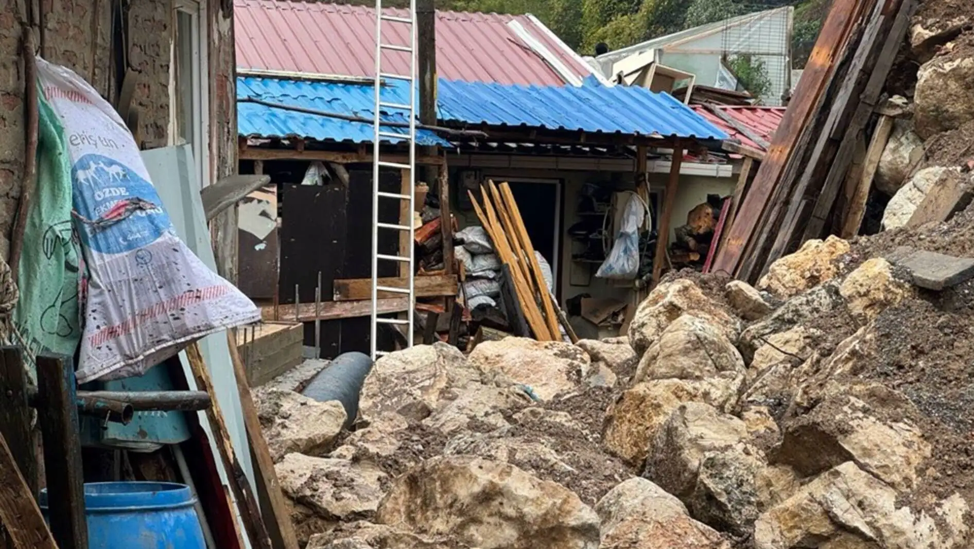 Toprak kayması sonrası bir alanda oluşan yıkım.
