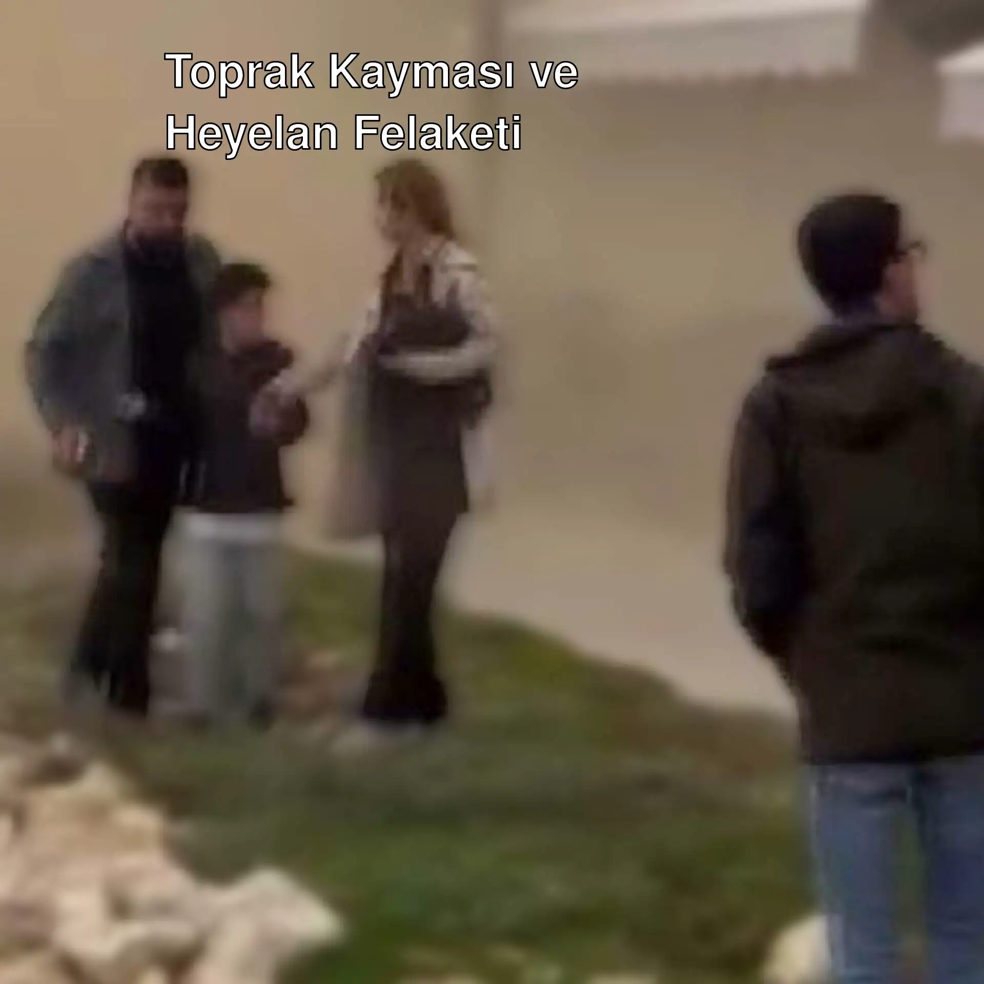 İstanbul'da toprak kayması anı kamerada.