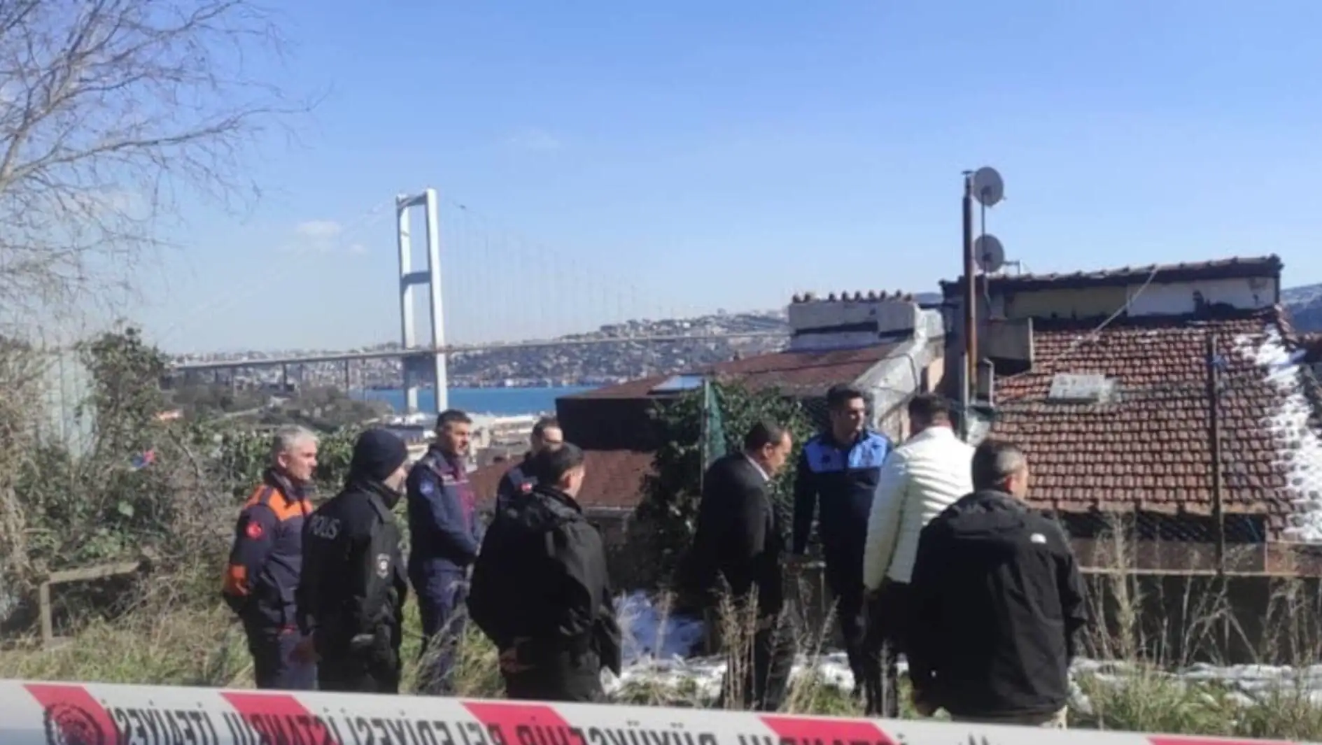 İstanbul'da korku dolu anlar: 7 katlı binadan kopan parçalar yola düştü.
