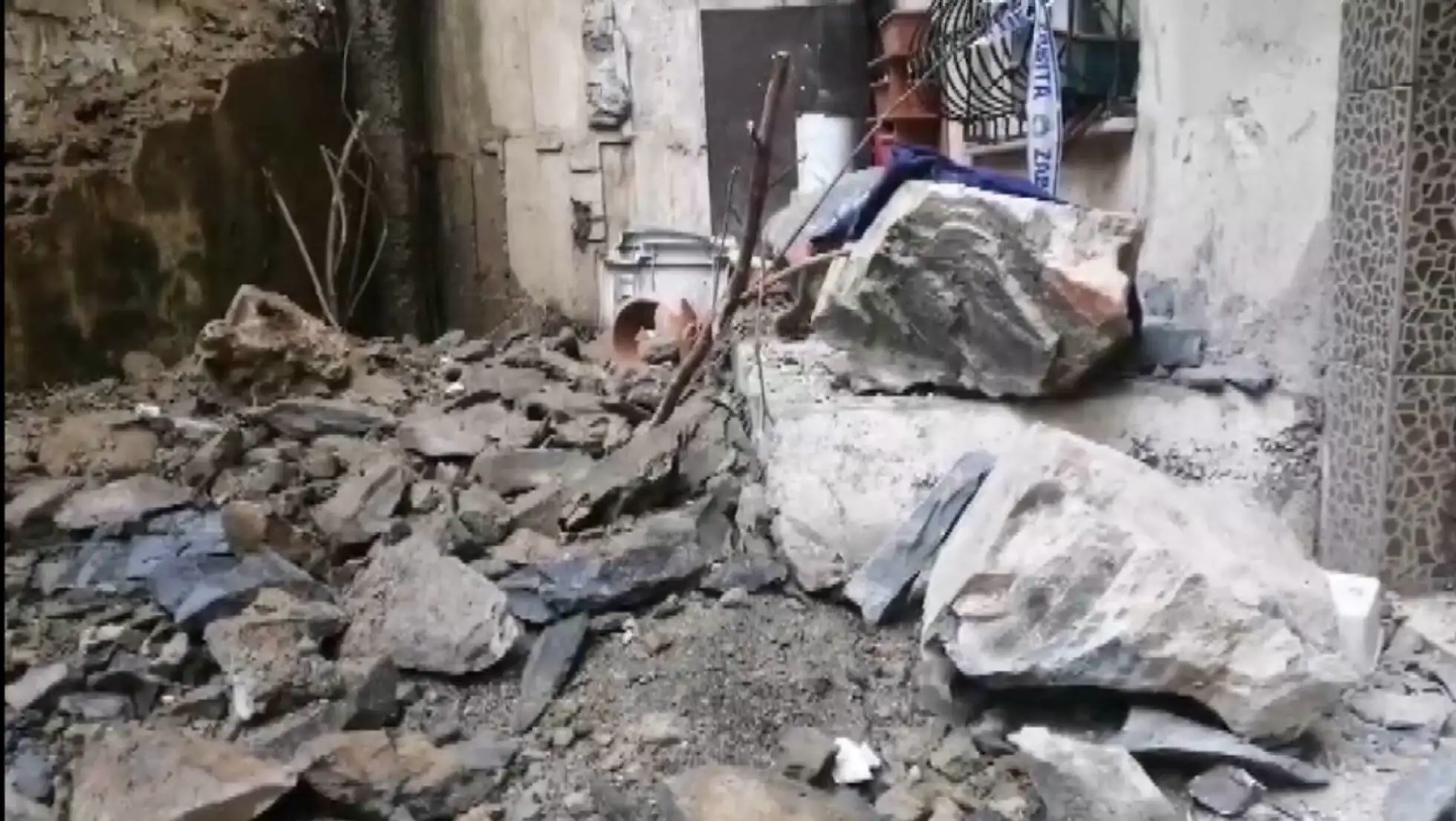 Moment of landslide in Kağıthane captured by security camera.